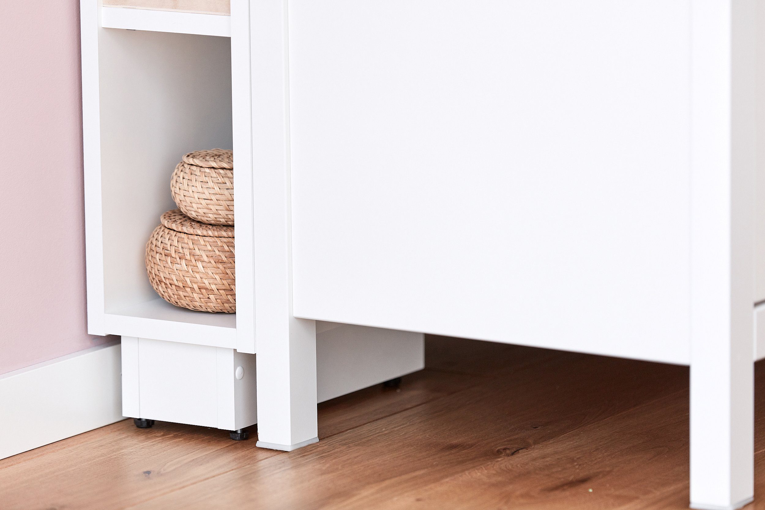 KraftKids Stauraumregal für Wickeltisch weiß passend für HEMNES Kommode u.a., Mit Sockel und höhenverstellbaren Füssen