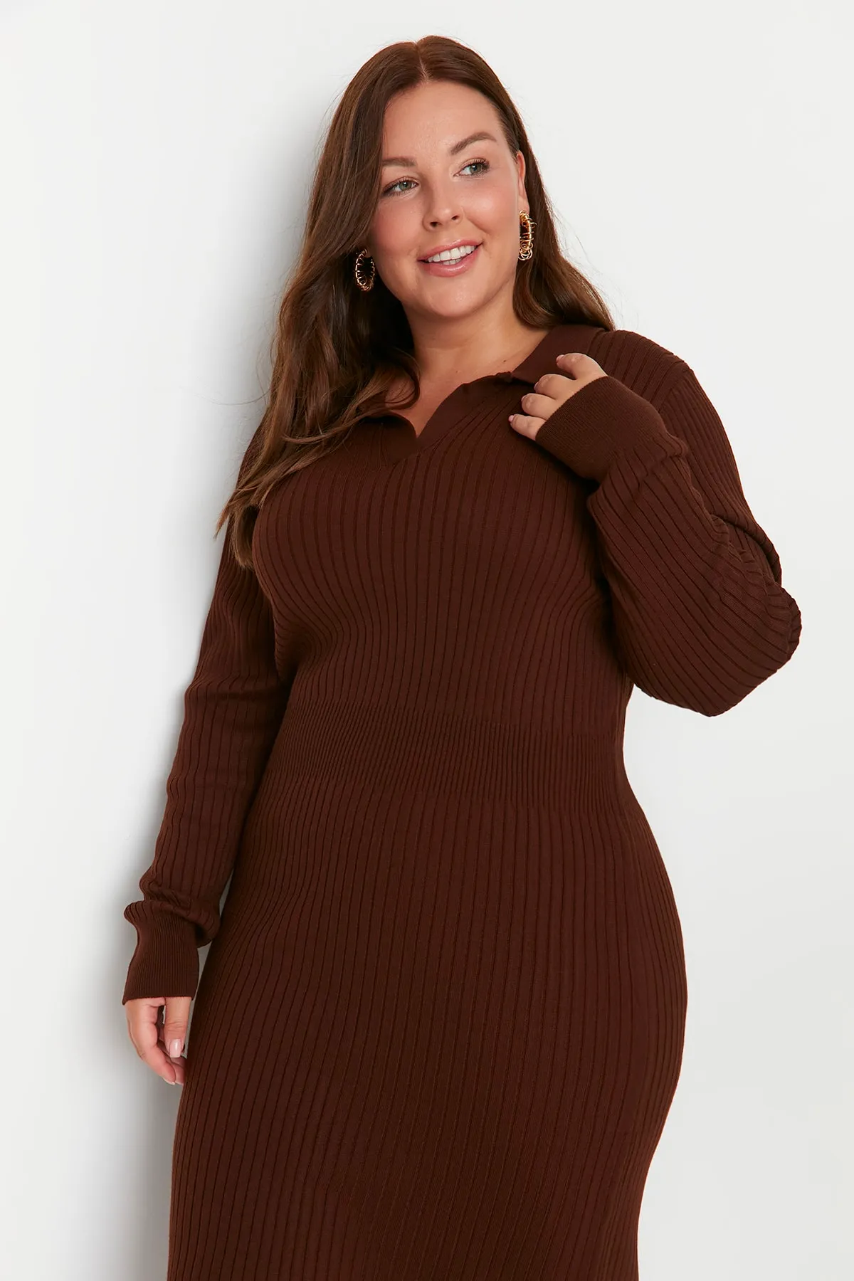Trendyol Curve  Dunkelbraunes Strickkleid mit Polokragen