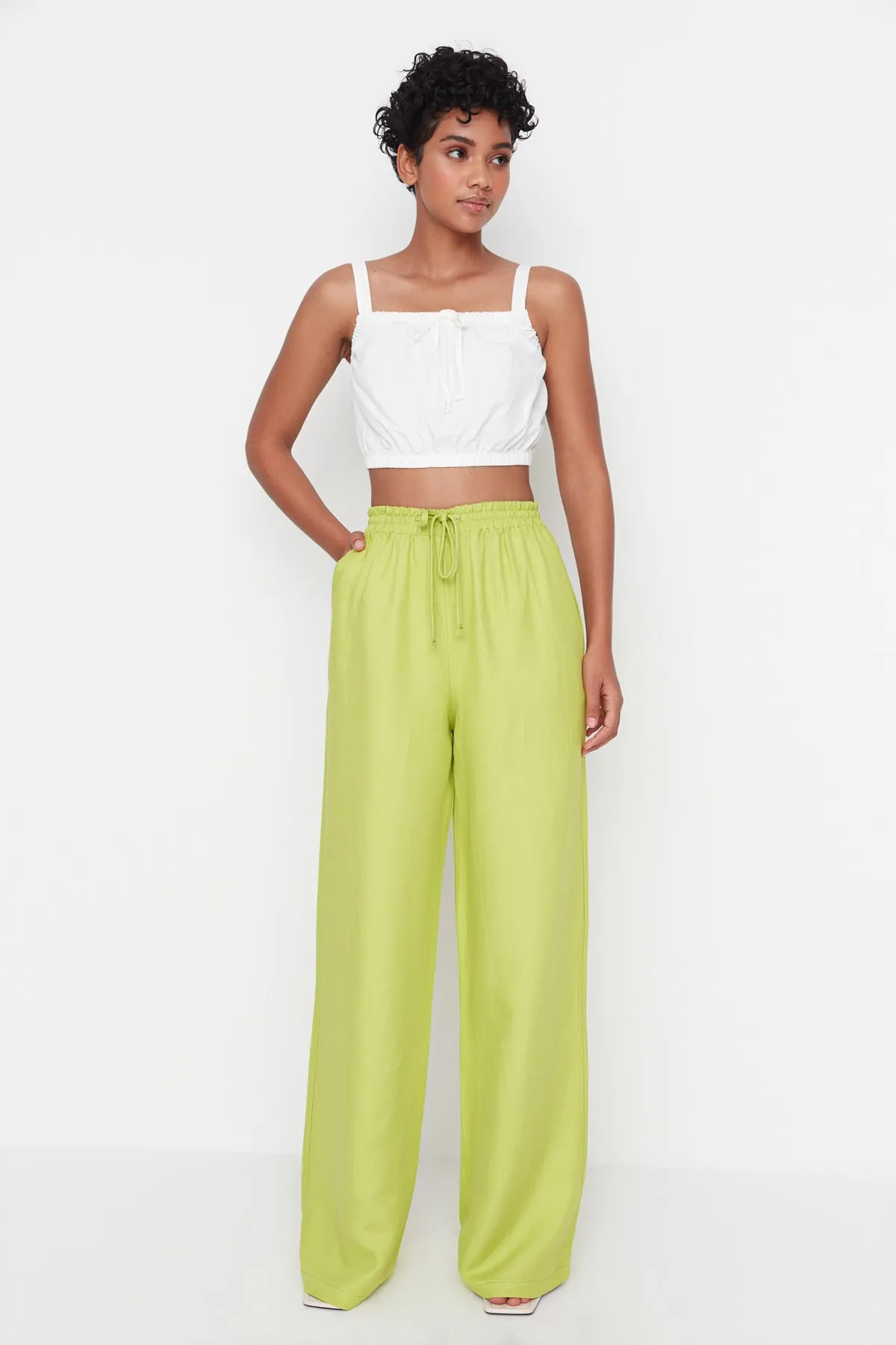 Trendyol Collection  Grüne Webhose mit weitem Bein und weitem Bein TWOSS22PL00065