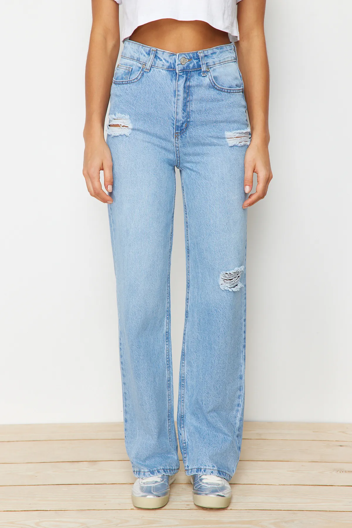 Trendyol Collection  Hellblaue zerrissene Jeans mit hoher Taille und weitem Bein TWOAW23JE00140