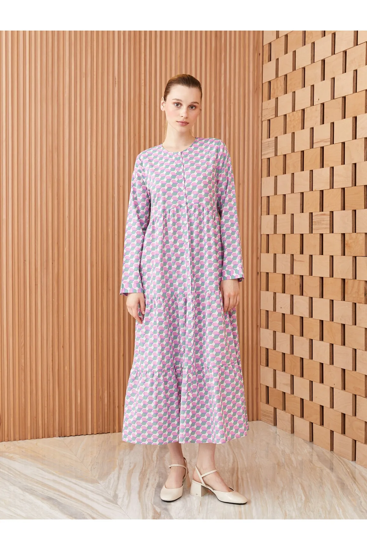 LC Waikiki  Gemustertes, langärmliges Damenkleid mit Rundhalsausschnitt