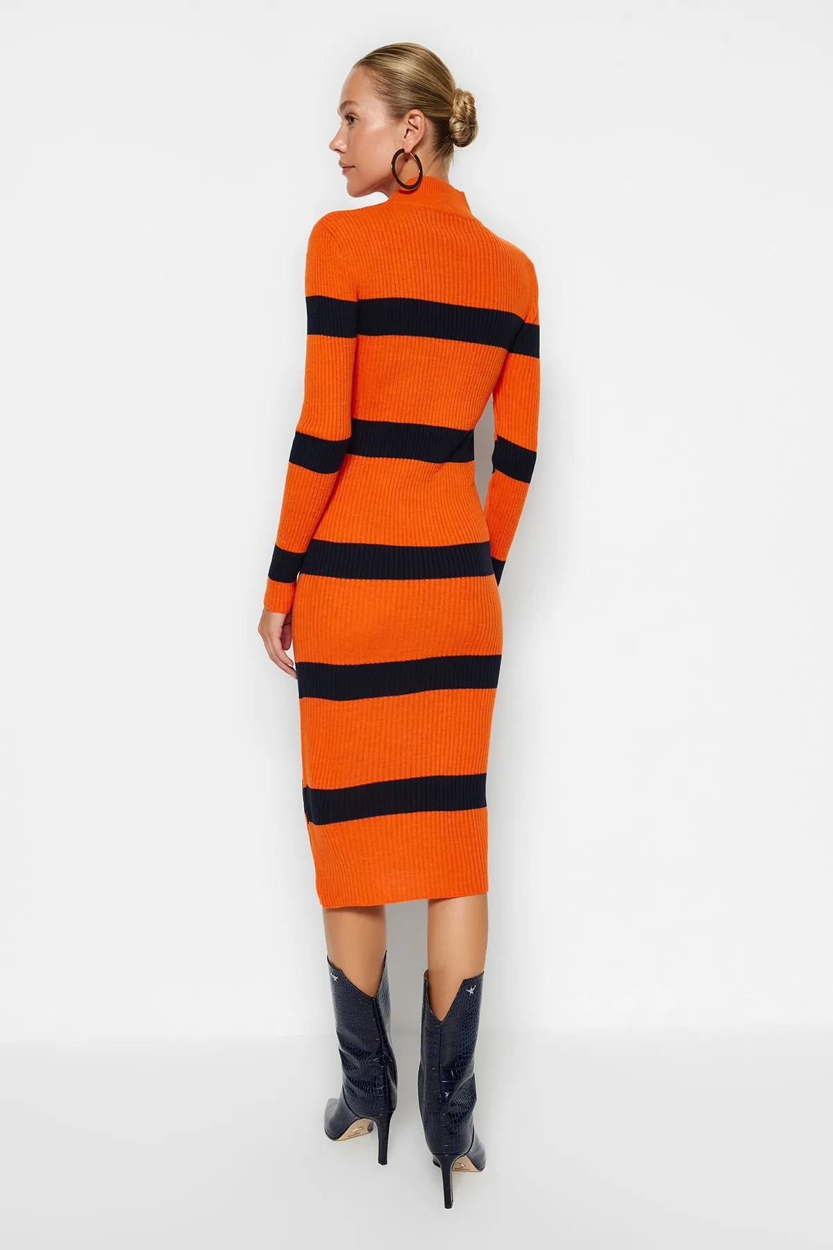 Trendyol Collection  Orangefarbenes Midi-Strickkleid mit hohem Kragen TWOAW23EL00226