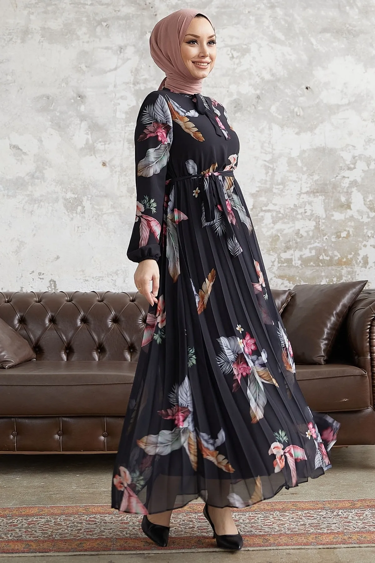 InStyle  Ares Chiffonkleid mit Federmuster – Schwarz