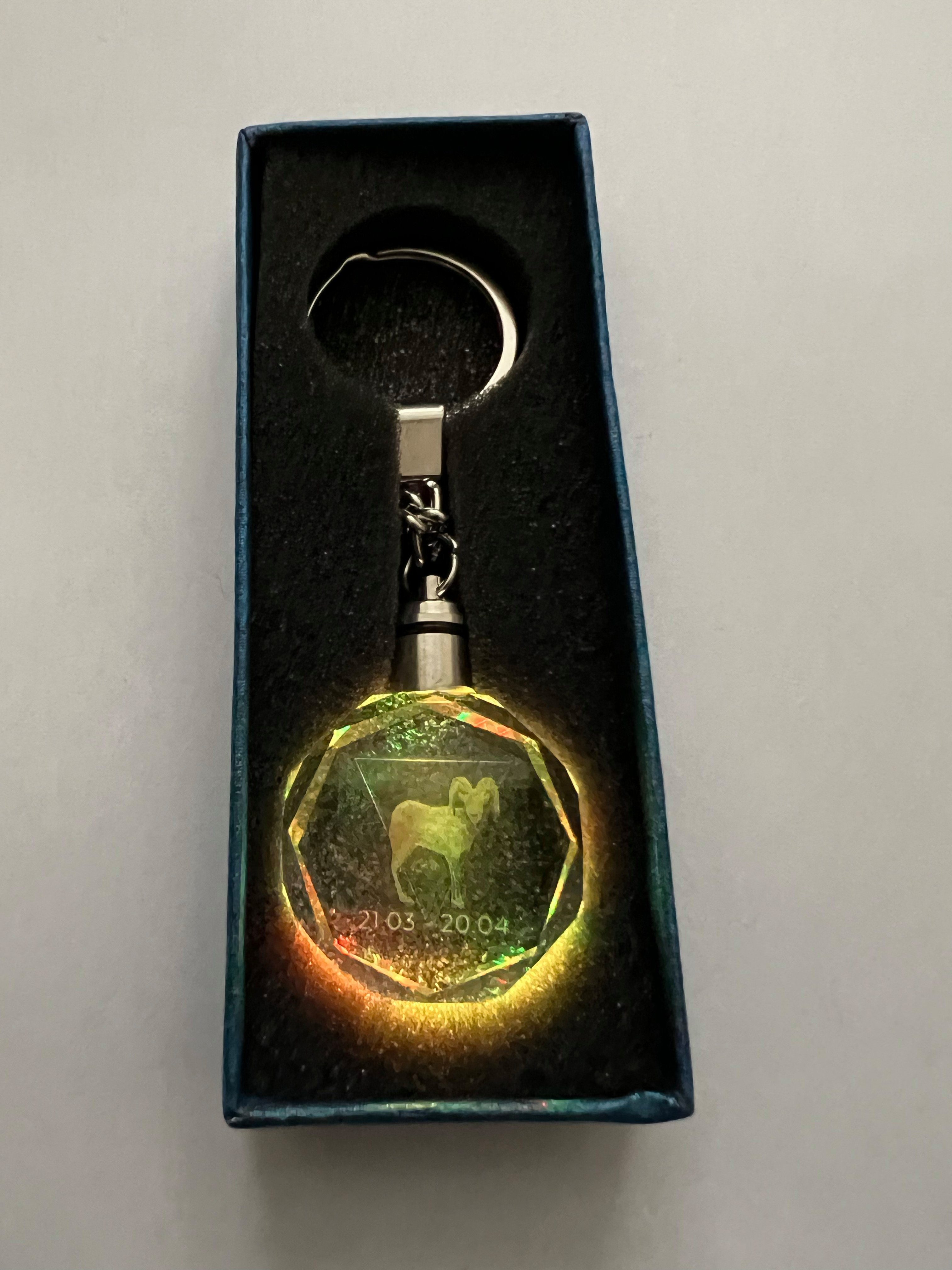 Stelby Schlüsselanhänger Widder Sternzeichen Schlüsselanhänger LED Multicolor mit Geschenkbox