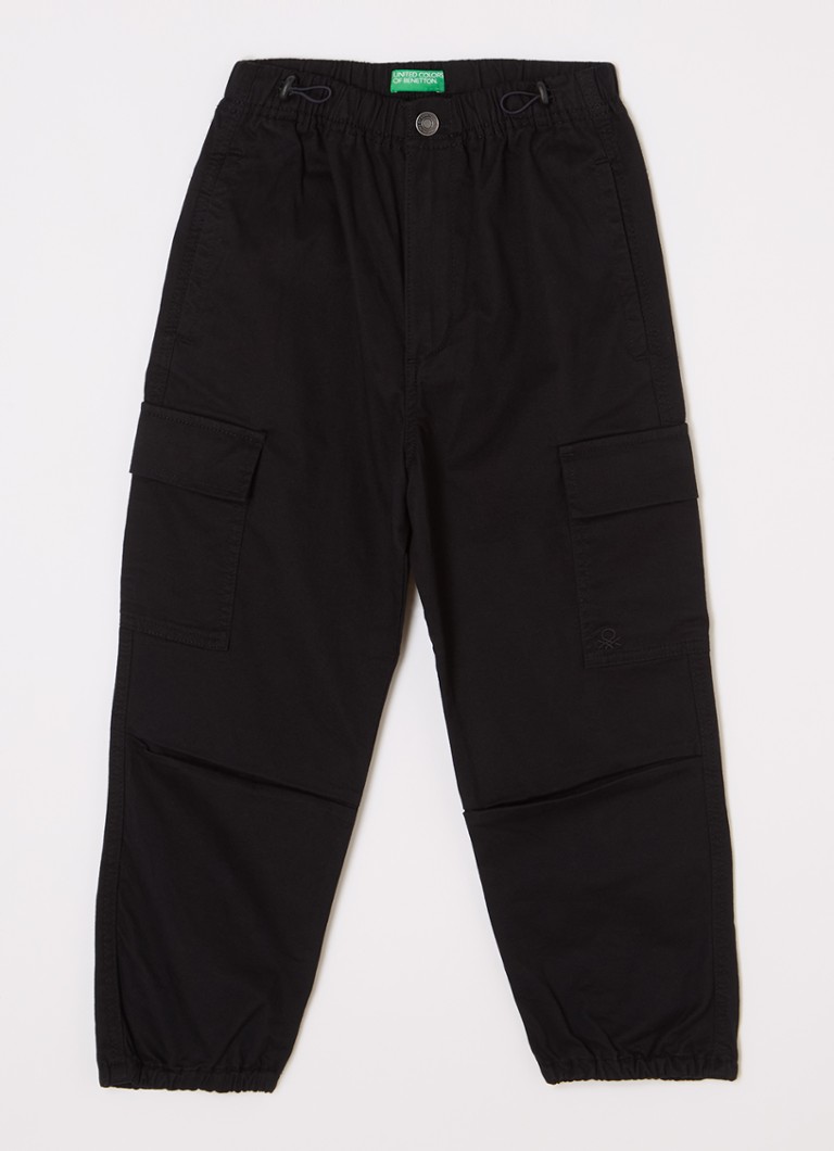Calça cargo Benetton com corte afunilado e cordão.
