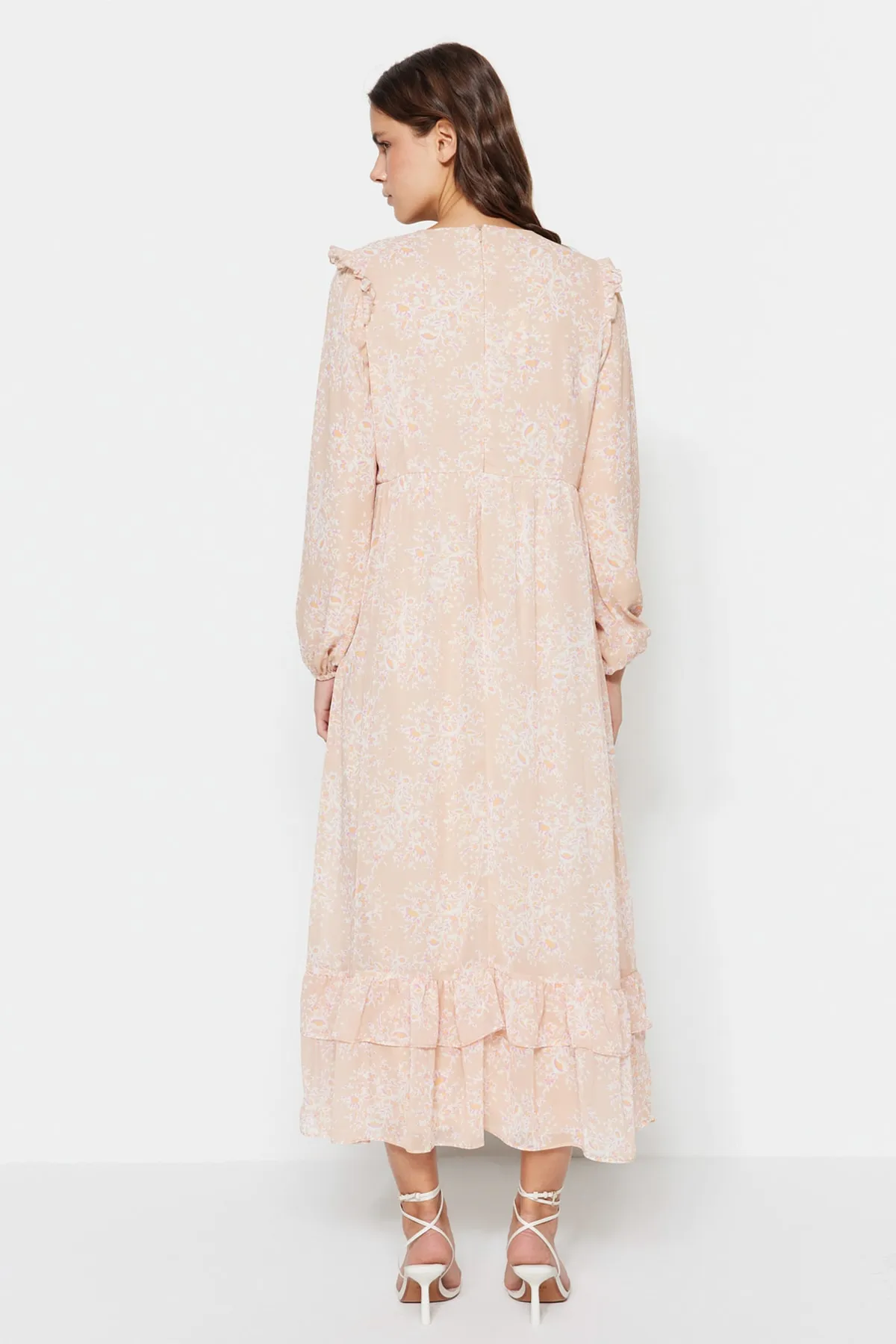 Trendyol Modest  Hellrosa Kleid aus gewebtem Chiffon mit Blumenmuster, Rüschen an der Schulter und Futter TCTSS23EB00143