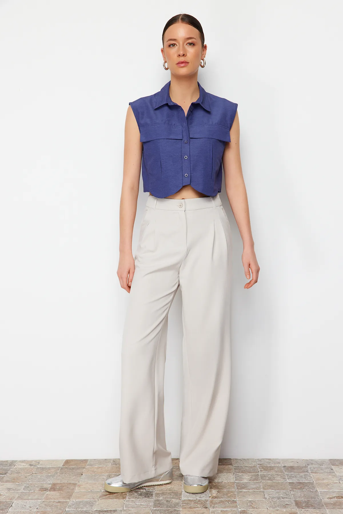 Trendyol Collection  Nerzfarbene, gewebte Hose mit hoher Taille und weitem Bein und Plissee-Muster TWOSS24PL00114