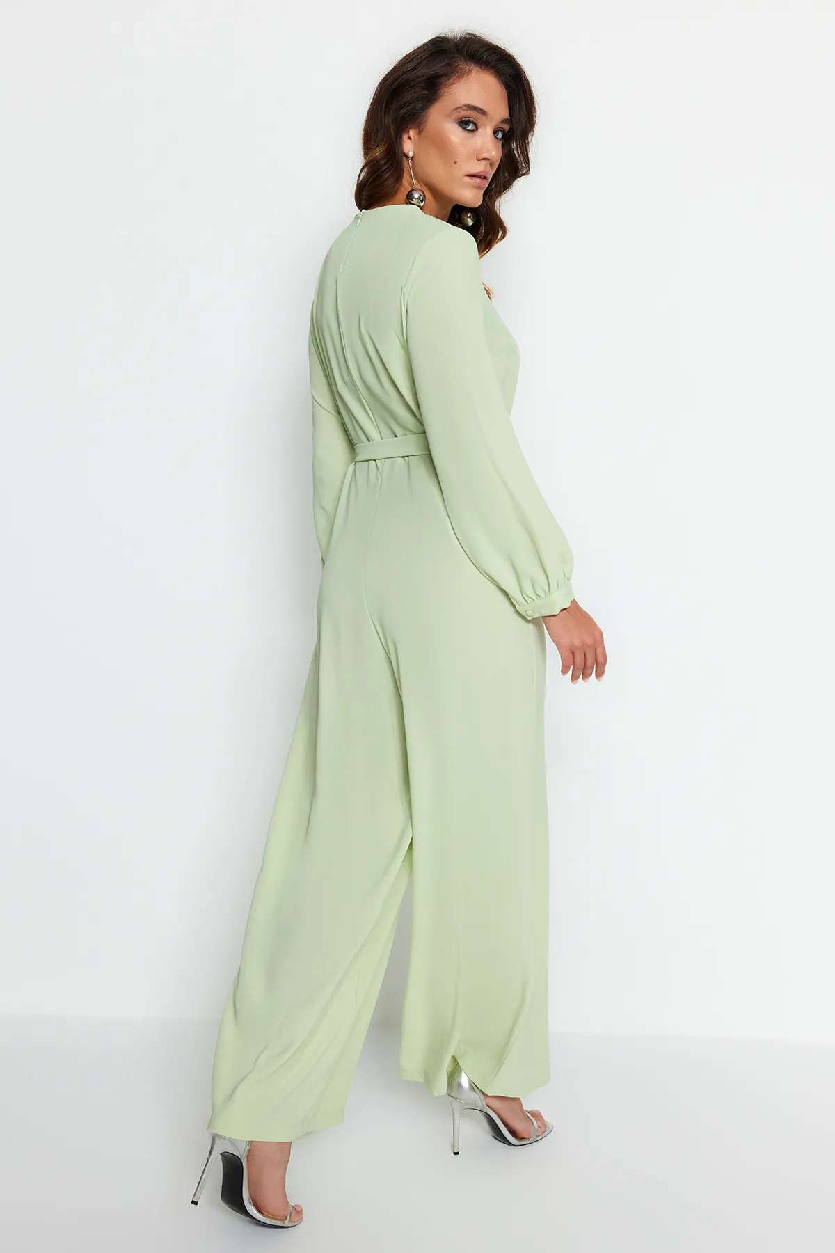 Trendyol Modest  Hellgrüner Cape-Jumpsuit mit Quasten, Abendkleid TCTAW24DB00007
