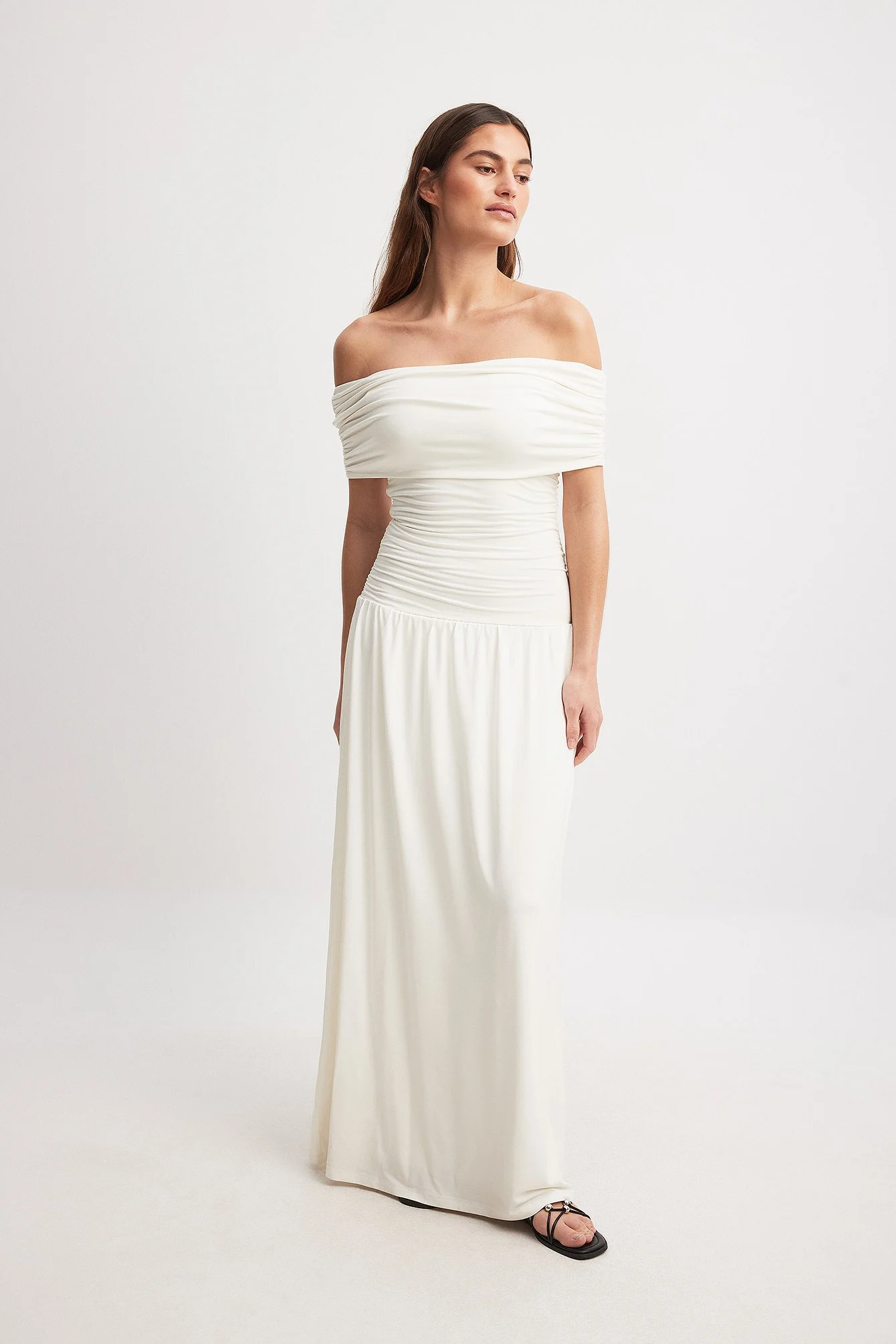 Schulterfreies Maxikleid mit niedriger Taille