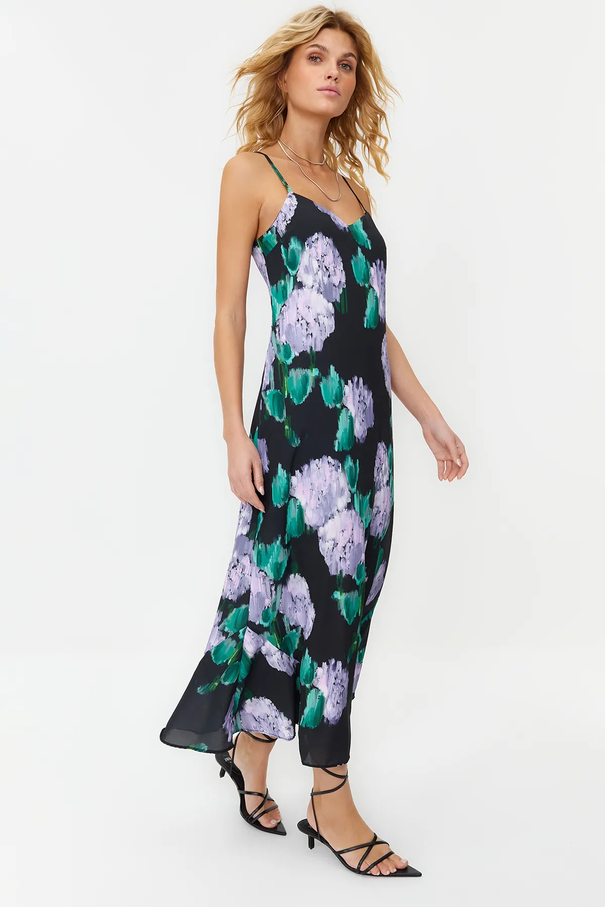 Trendyol Collection  Schwarzes, geblümtes, gewebtes Maxikleid mit Trägern und geradem Schnitt aus Satin TWOSS23EL02416