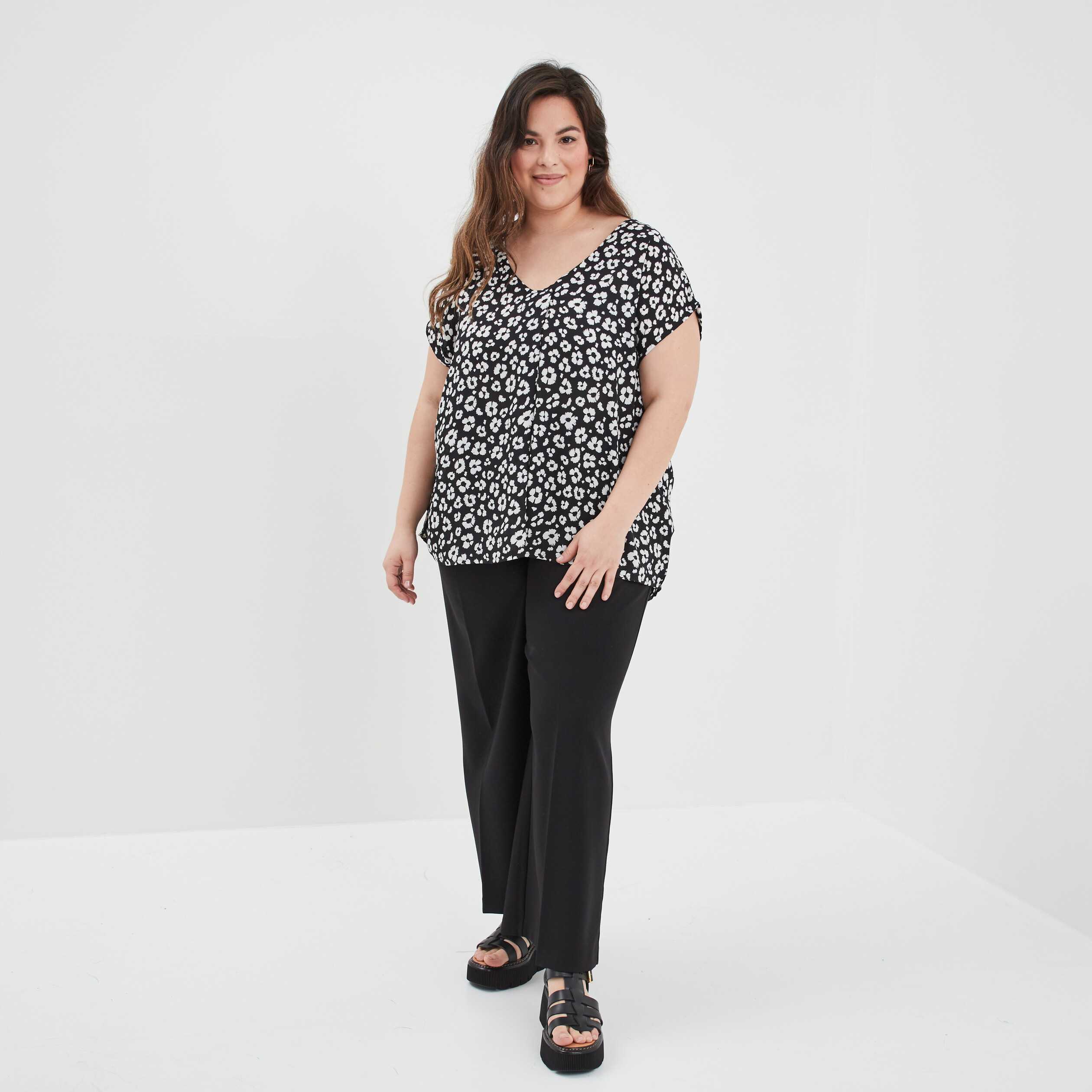 Blouse col en V manches courtes noir femme grande taille | La Halle