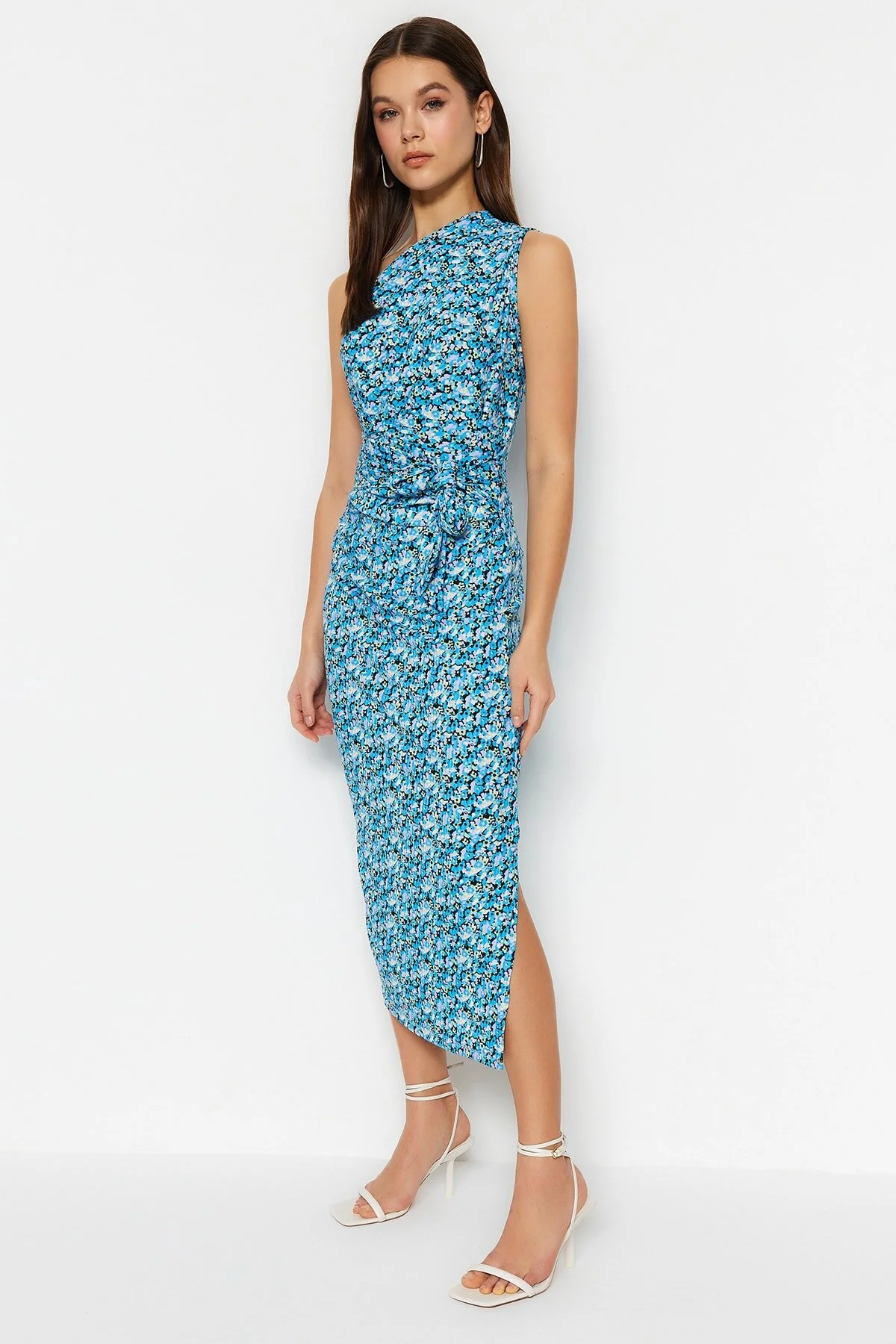 Trendyol Collection  Blaues bedrucktes, tailliertes One-Shoulder-Asymmetrisches Degaje-Bleistiftkleid aus Strick TWOSS23EL02182