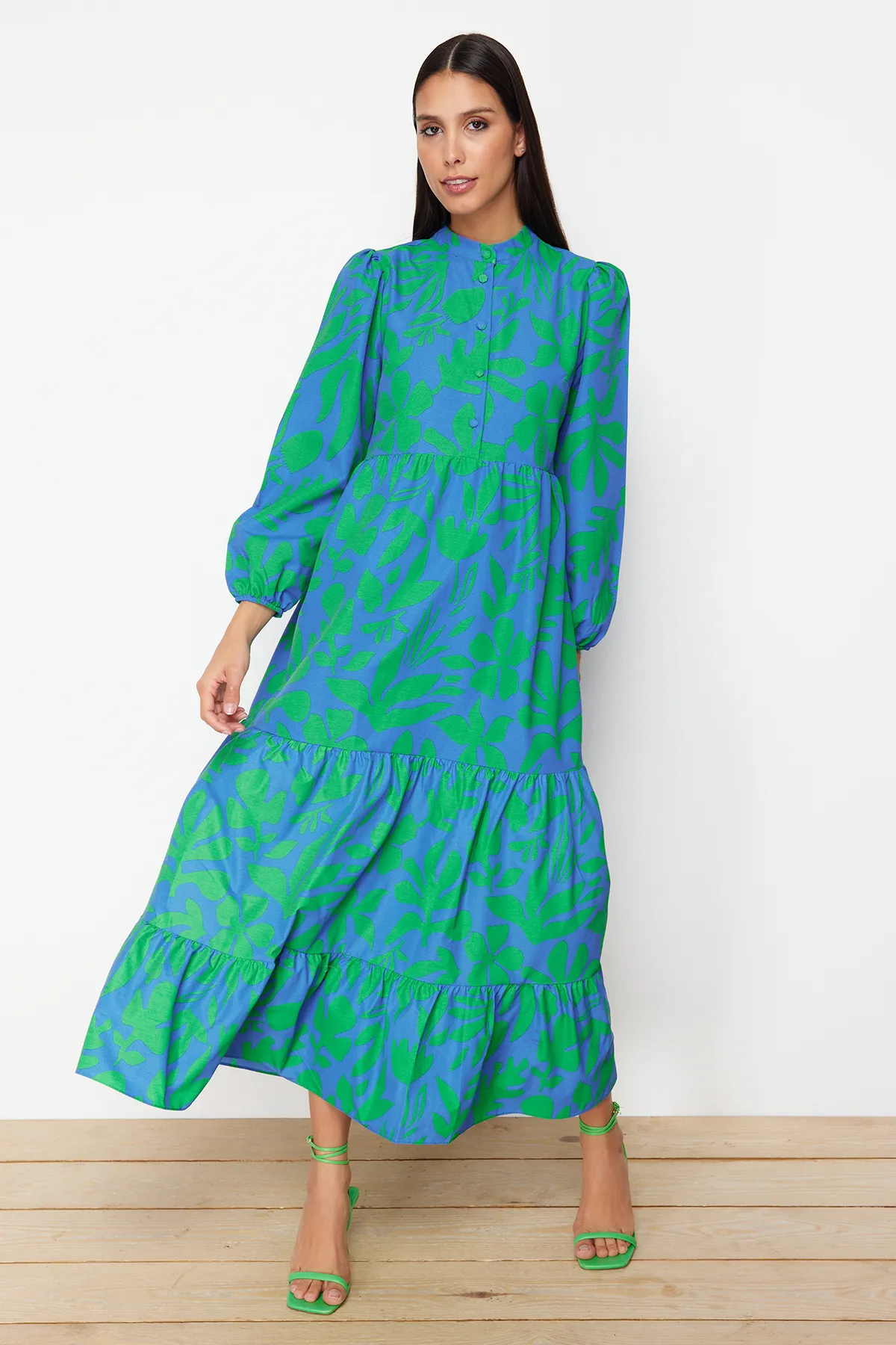 Trendyol Modest  Blaues gemustertes Kleid aus gewebter Baumwolle mit halber Knopfleiste und weiter Passform TCTSS23EB00222