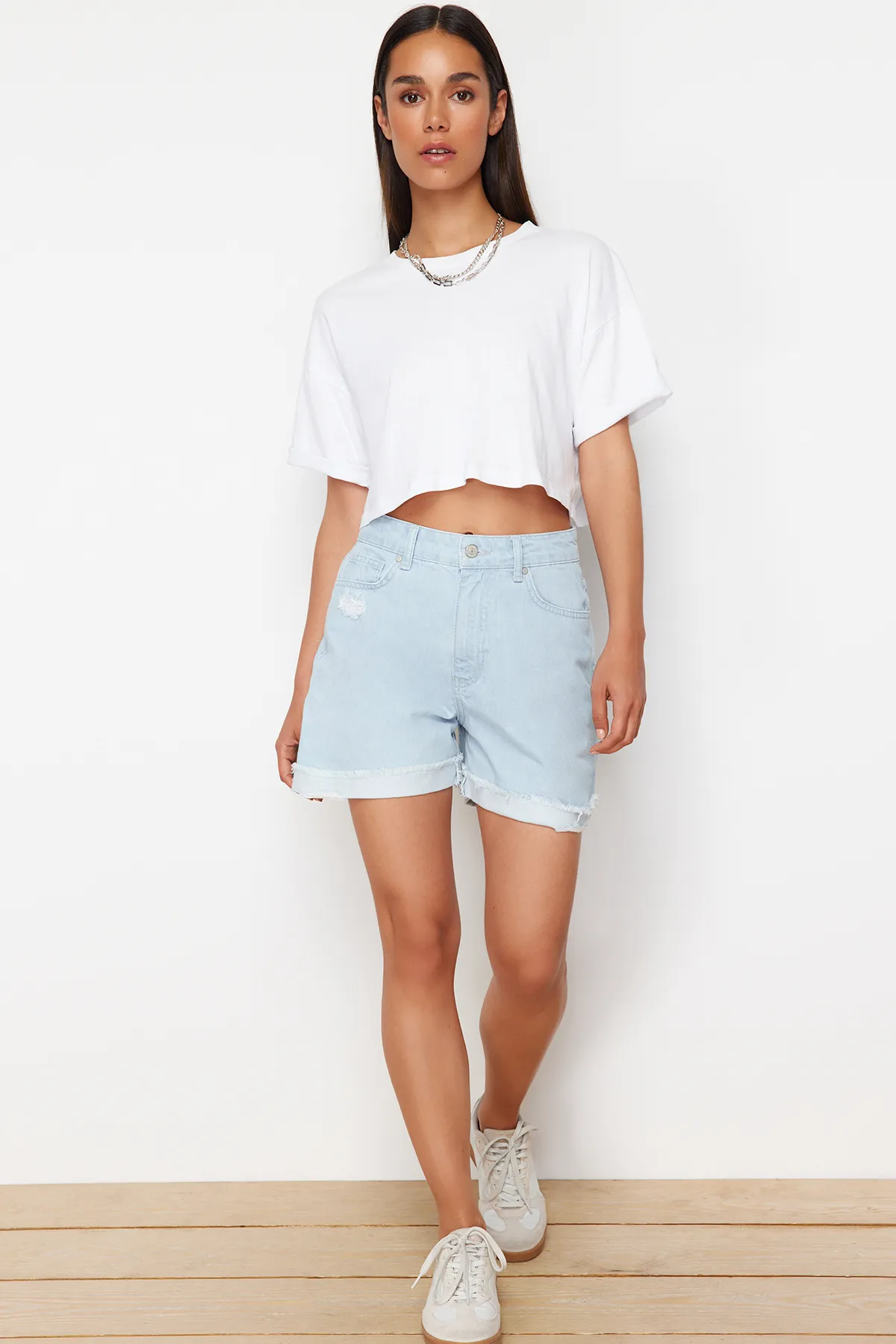 Trendyol Collection  Hellblaue zerrissene Jeansshorts und Bermuda TWOSS24SR00113