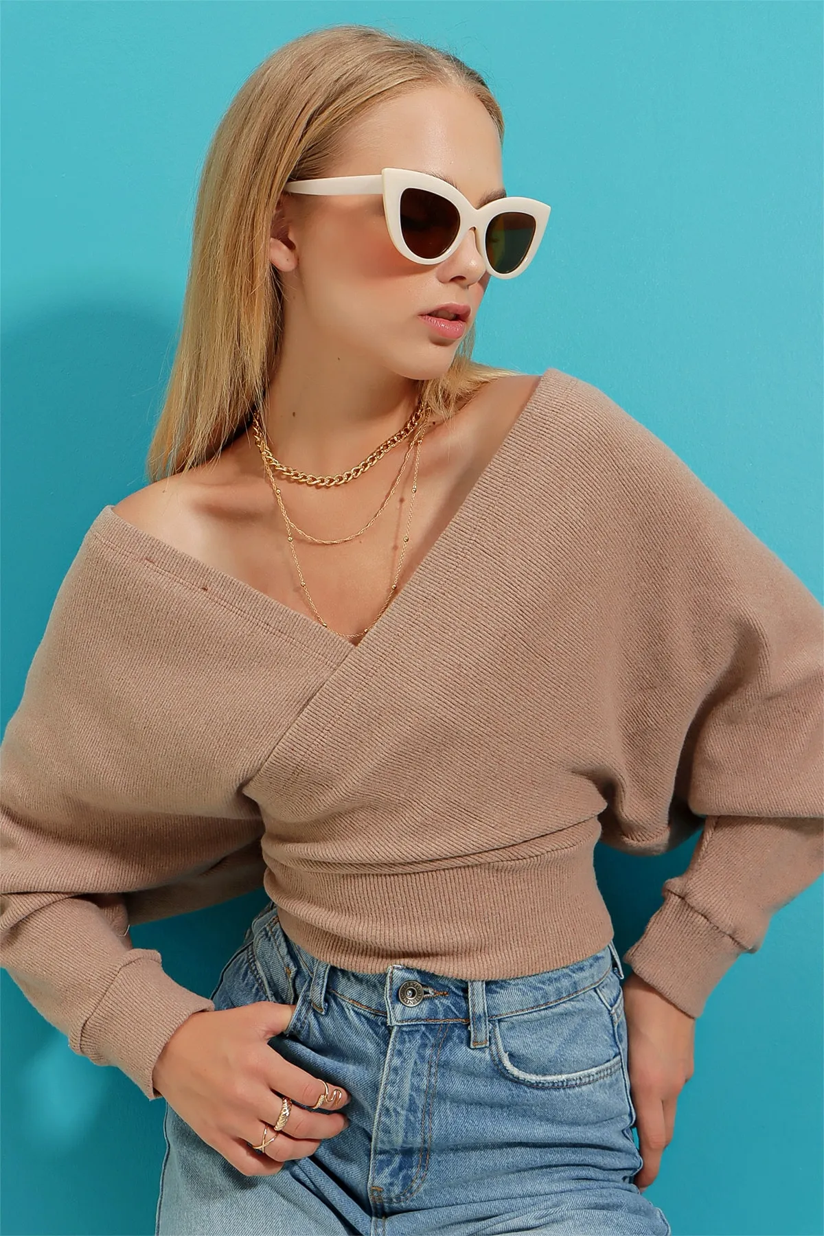 Trend Alaçatı Stili  Dunkelbeige zweireihige Damenbluse mit V-Ausschnitt vorne und hinten ALC-019-053-BLZ