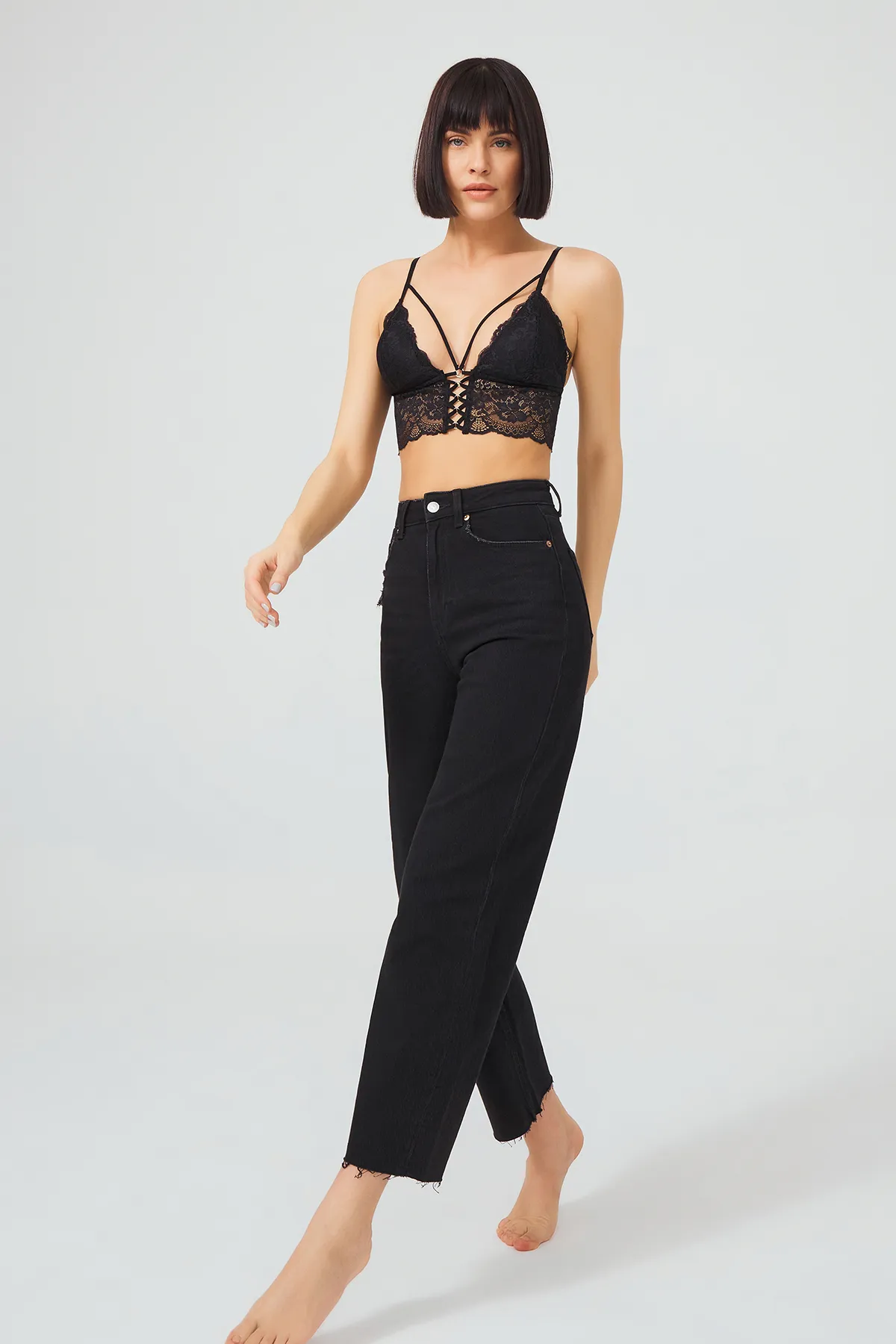 Cottonhill  Schwarzes Triangel-Bralette-Bustier aus schwarzer Spitze mit dünnen Trägern für Damen