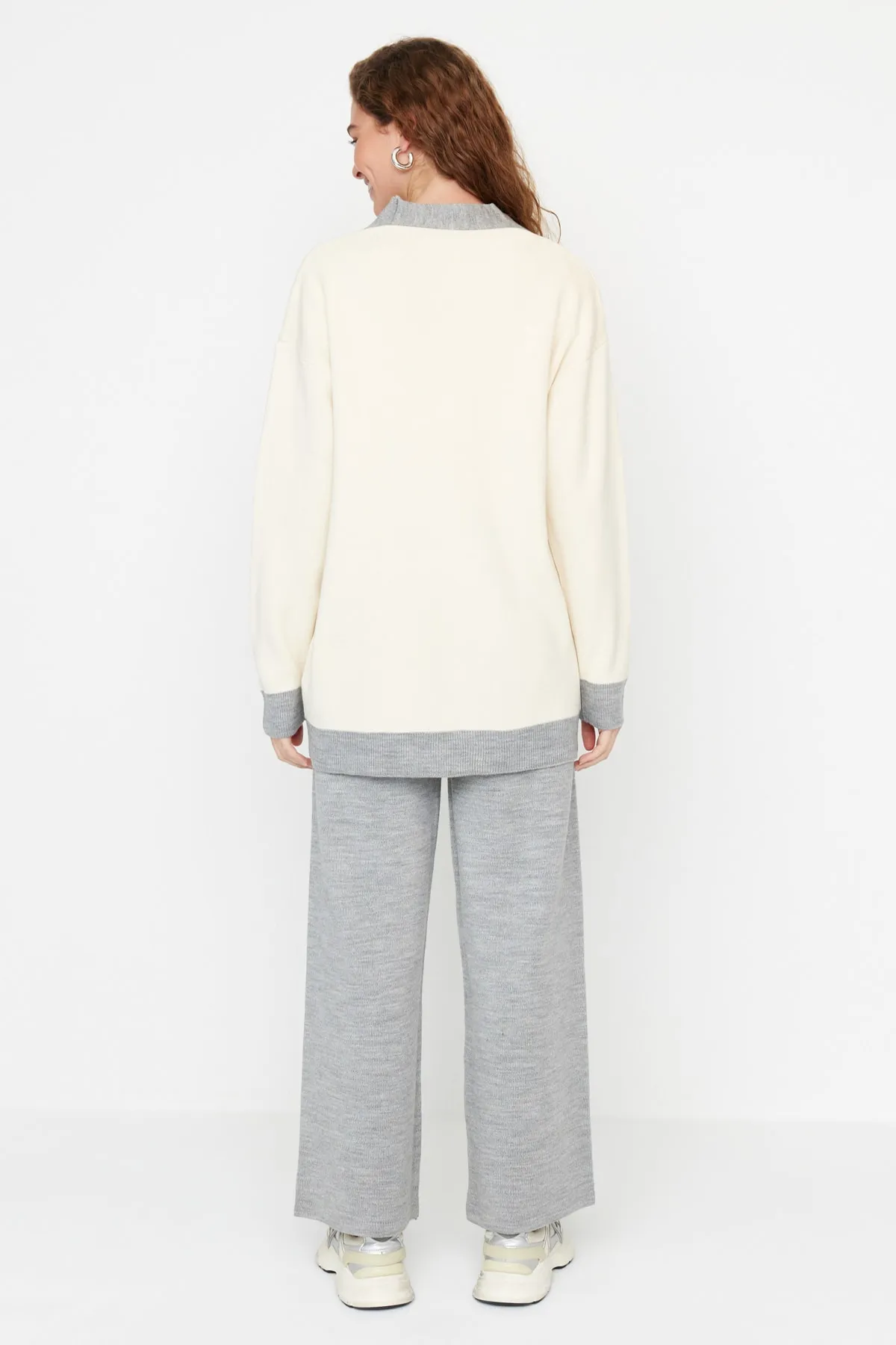 Trendyol Modest  Graues Strickset mit Cardigan und Hose und Streifendetail TCTAW22AU0156