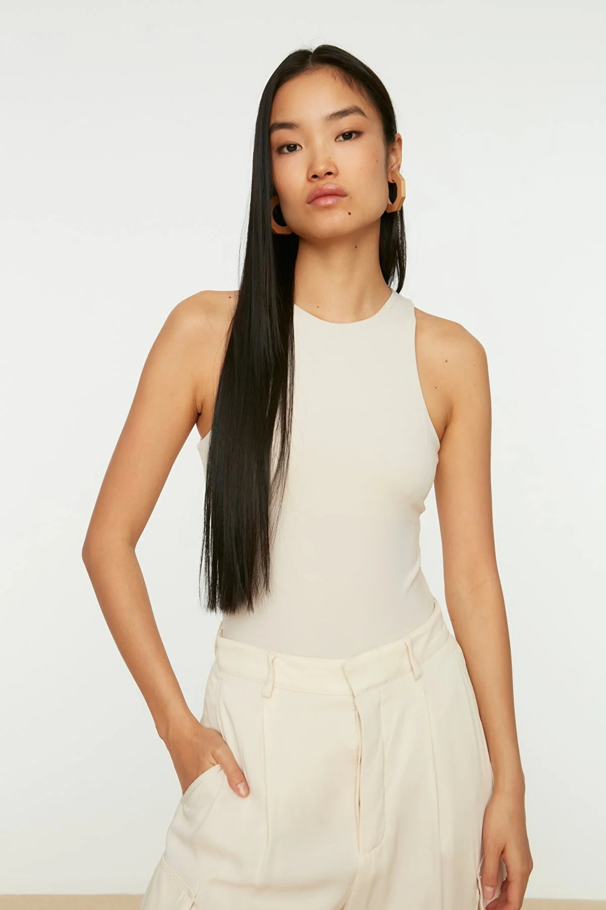 Trendyol Collection  Neckholder-Body mit flexiblem Druckknopf-Strick-Body in Stein TWOSS20BD0044