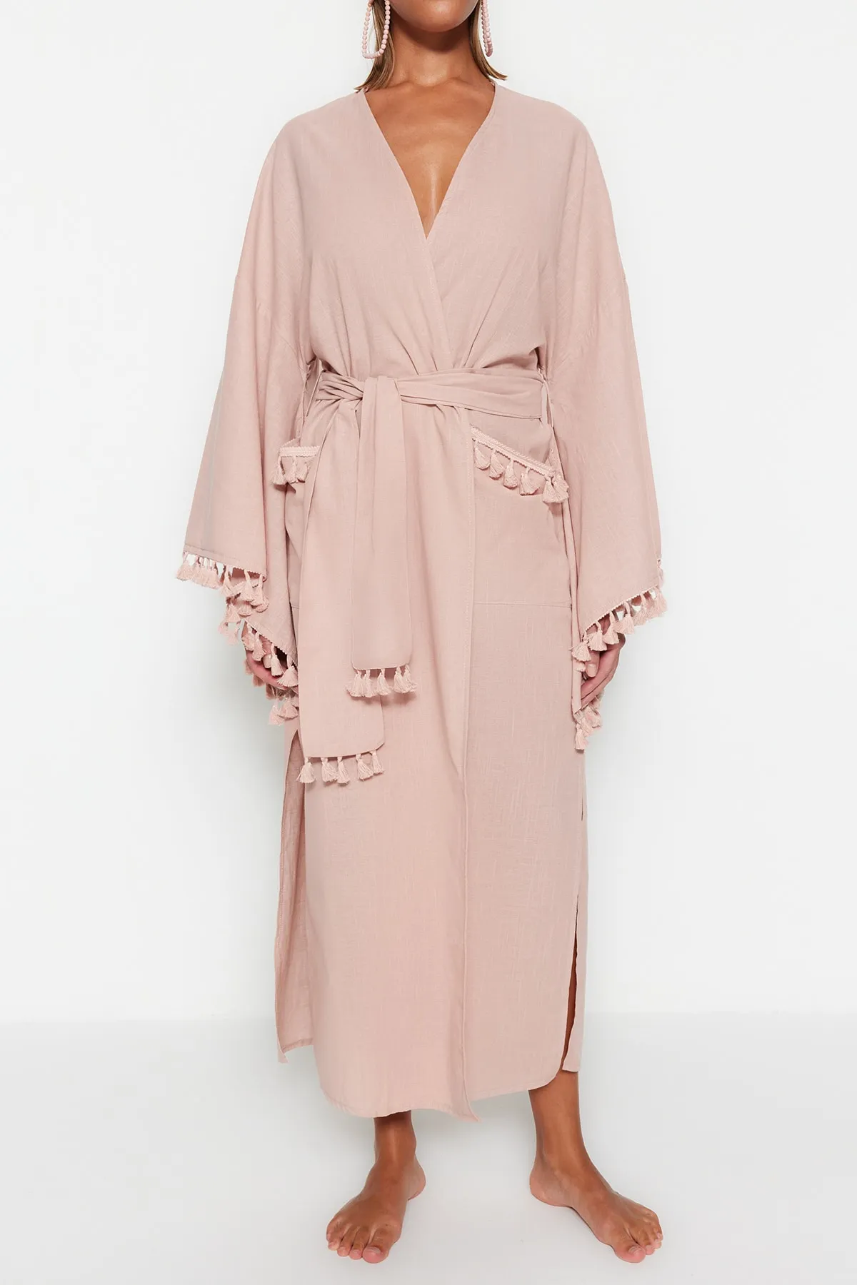 Trendyol Collection  Puderfarbener Maxi-Kimono und Kaftan aus 100 % Baumwolle mit gewebten Quasten und Gürtel TBESS23KM00016
