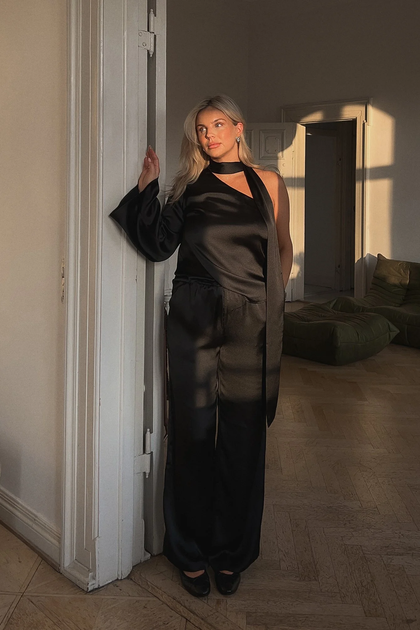 Fließende Hose aus Satin mit mittlerer Taille