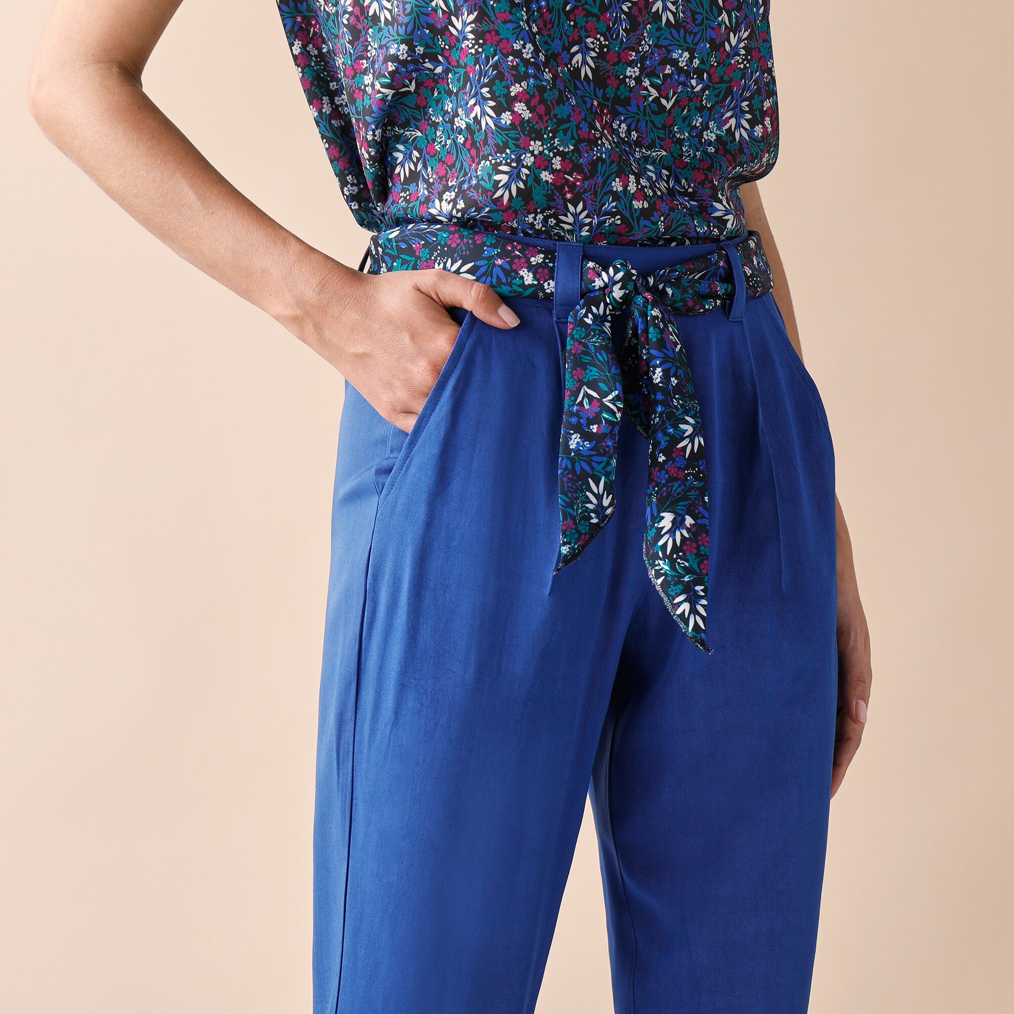 Pantalon fuselé uni ceinturé
