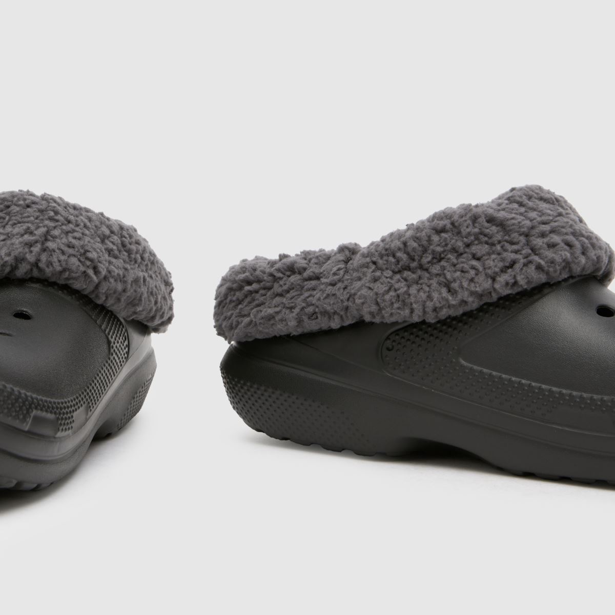 Crocs Blitzen bélelt klumpa szandál fekete színben