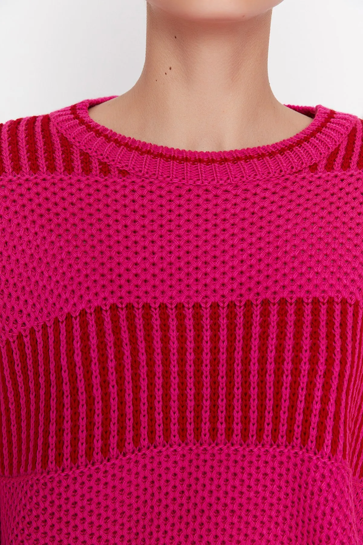 Trendyol Collection  Fuchsiafarbener Pullover mit Blockfarben TWOAW23KZ00012