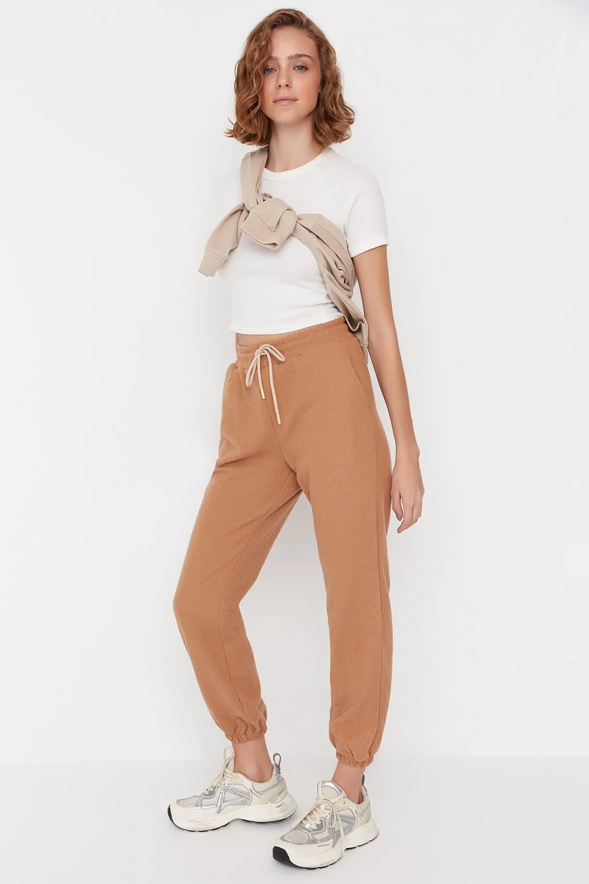 Trendyol Collection  Camel Thessaloniki Bequeme Sport-Jogginghose mit Formtasche TWOAW21EA0168