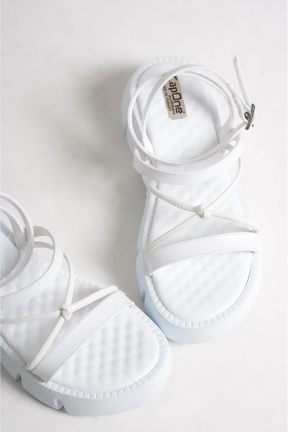 Capone Outfitters  Capone Damen-Sandalen mit dickem Sohlen-Knöchelriemen und bequemer Sohle in Weiß