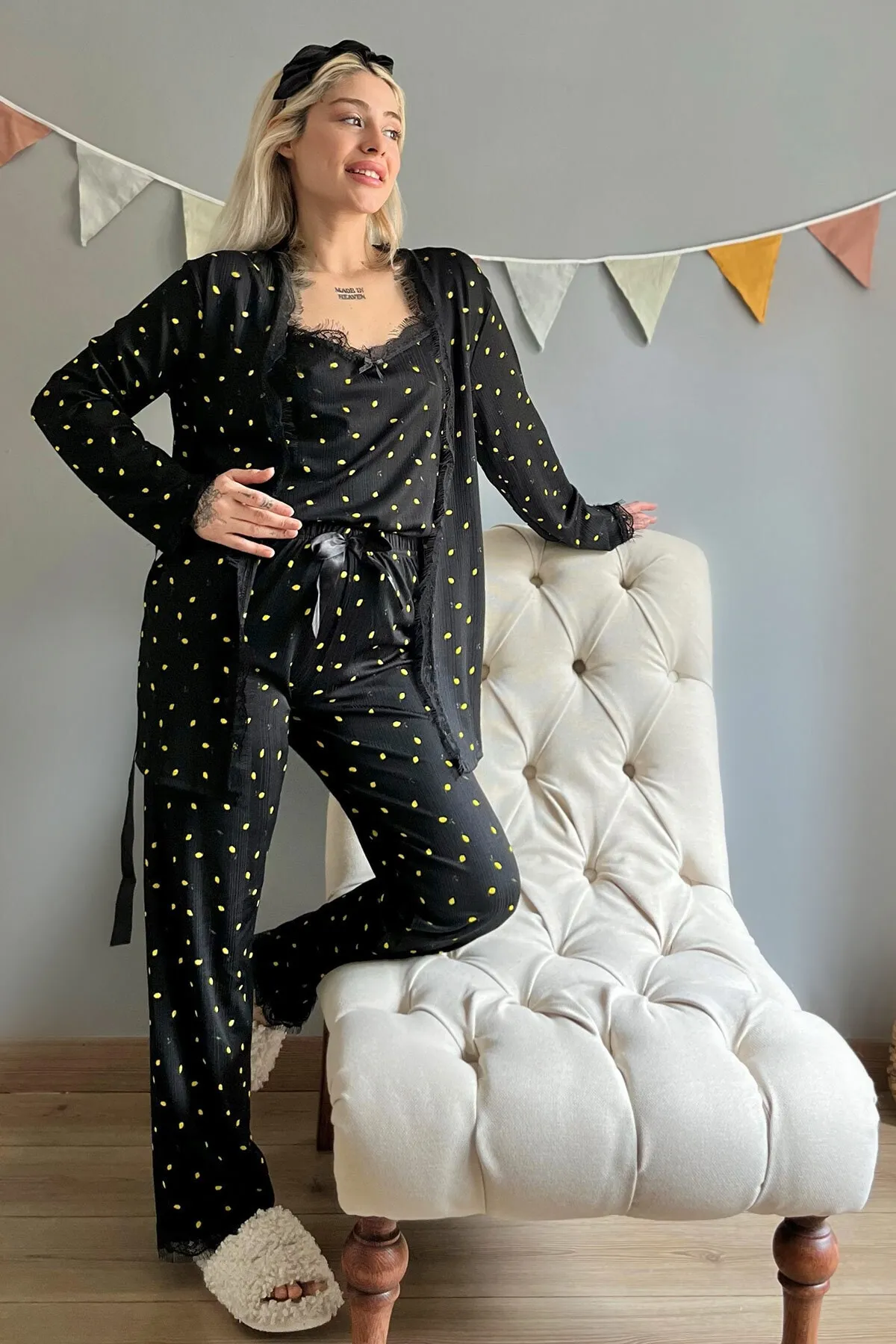 Pijamaevi  Pegasus-Pyjama-Set mit Mini-Morgenmantel mit Zitronenmuster
