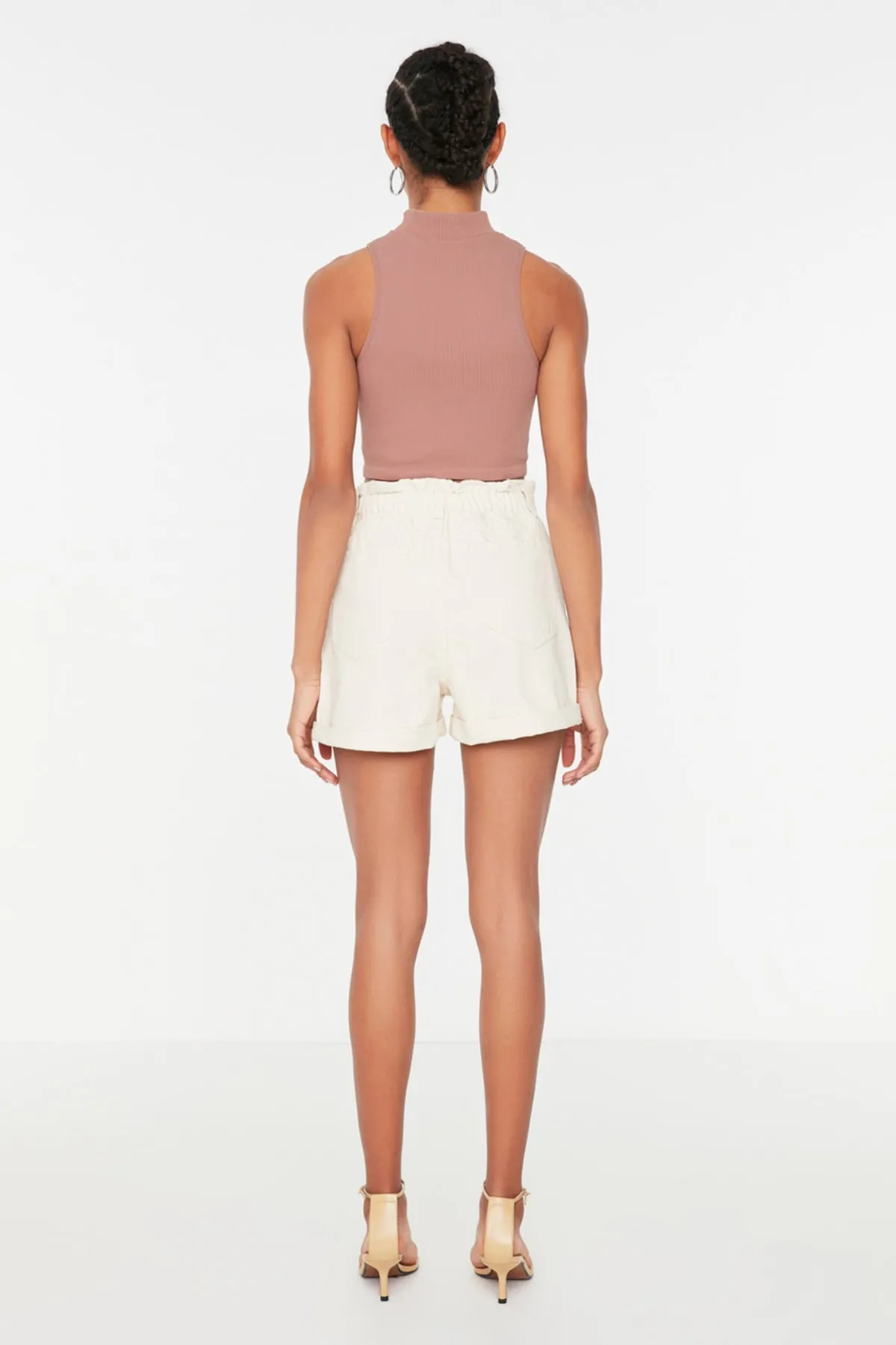 Trendyol Collection  Ecrufarbene Jeansshorts mit elastischer Taille TWOSS20SR0186