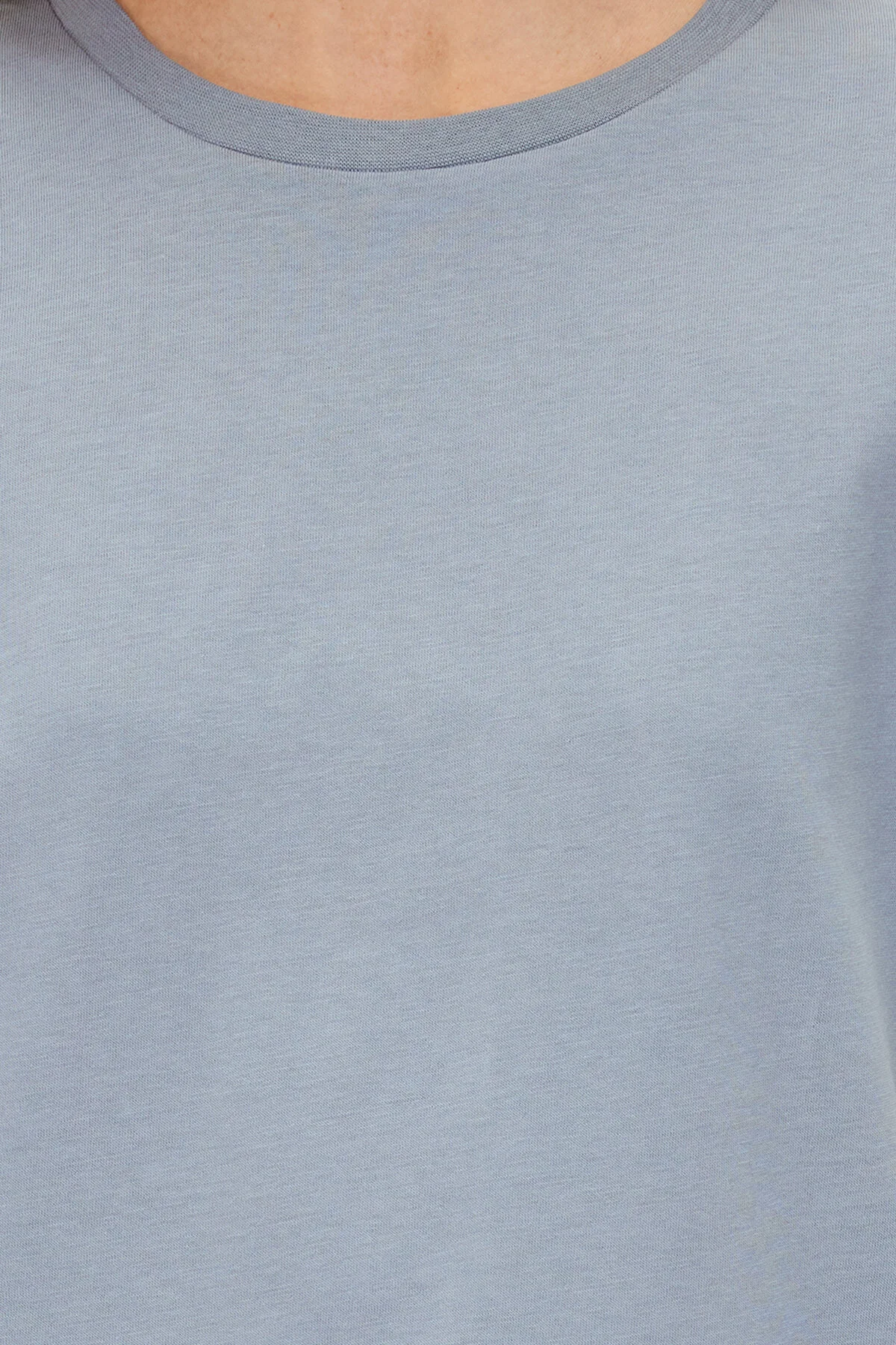 Trendyol Collection  Graues Basic-Strick-T-Shirt mit Rundhalsausschnitt aus 100 % Baumwolle TWOSS23TS00000