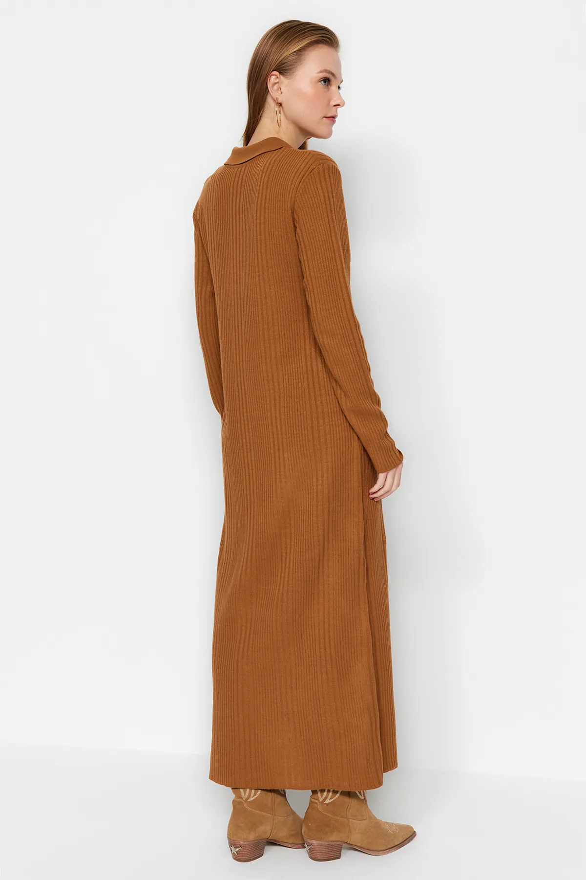Trendyol Modest  Kamelfarbenes, geripptes Strickkleid mit Polokragen und bequemer Passform TCTAW24EB00025