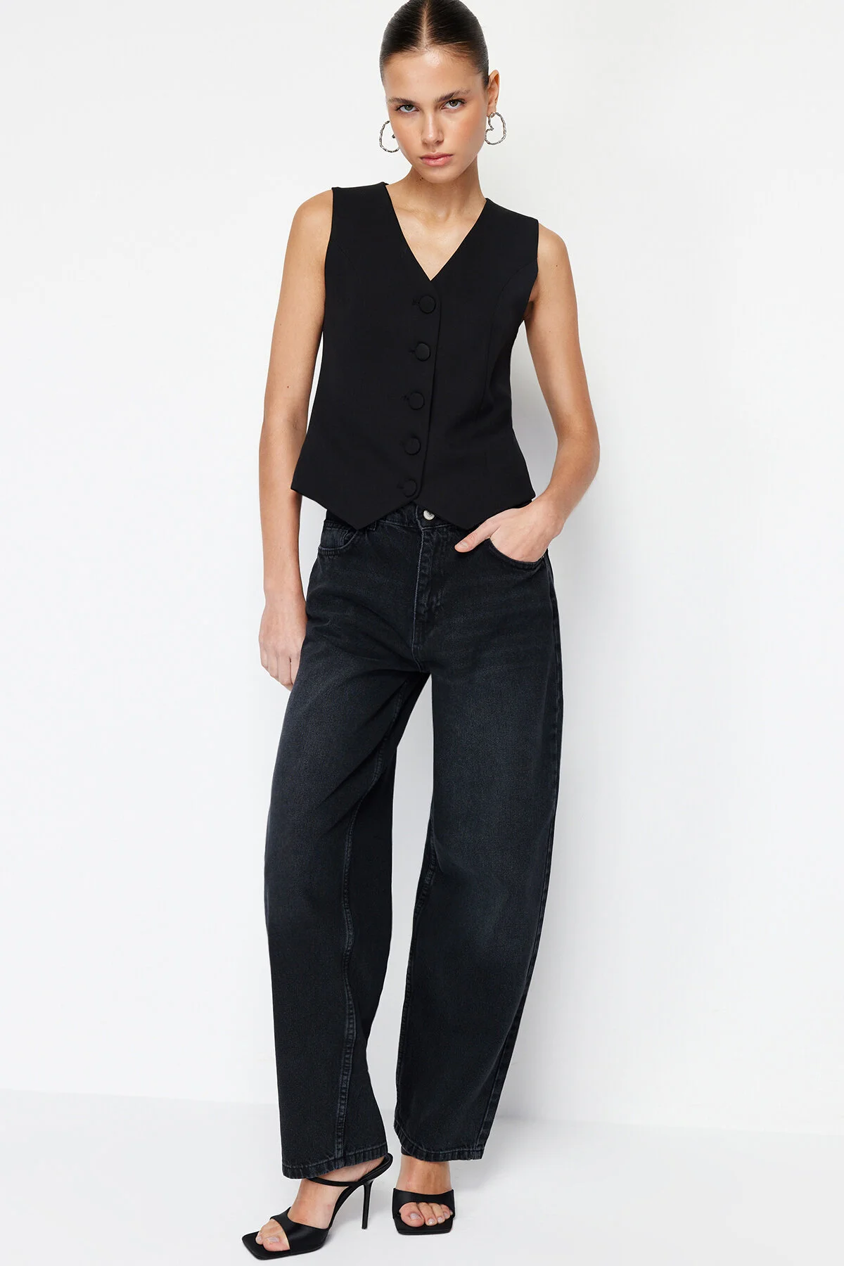 Trendyol Collection  Schwarze Skater-Jeans mit niedriger Taille TWOSS24JE00038