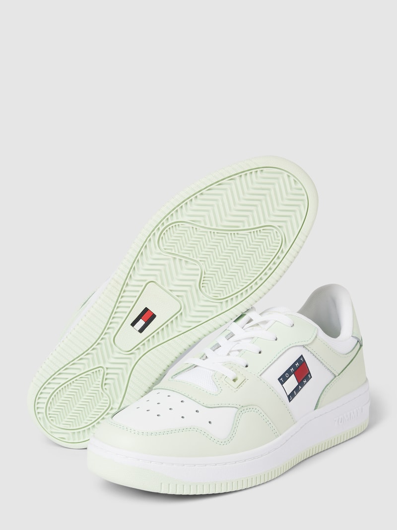 Sneaker mit Label-Details in weiß