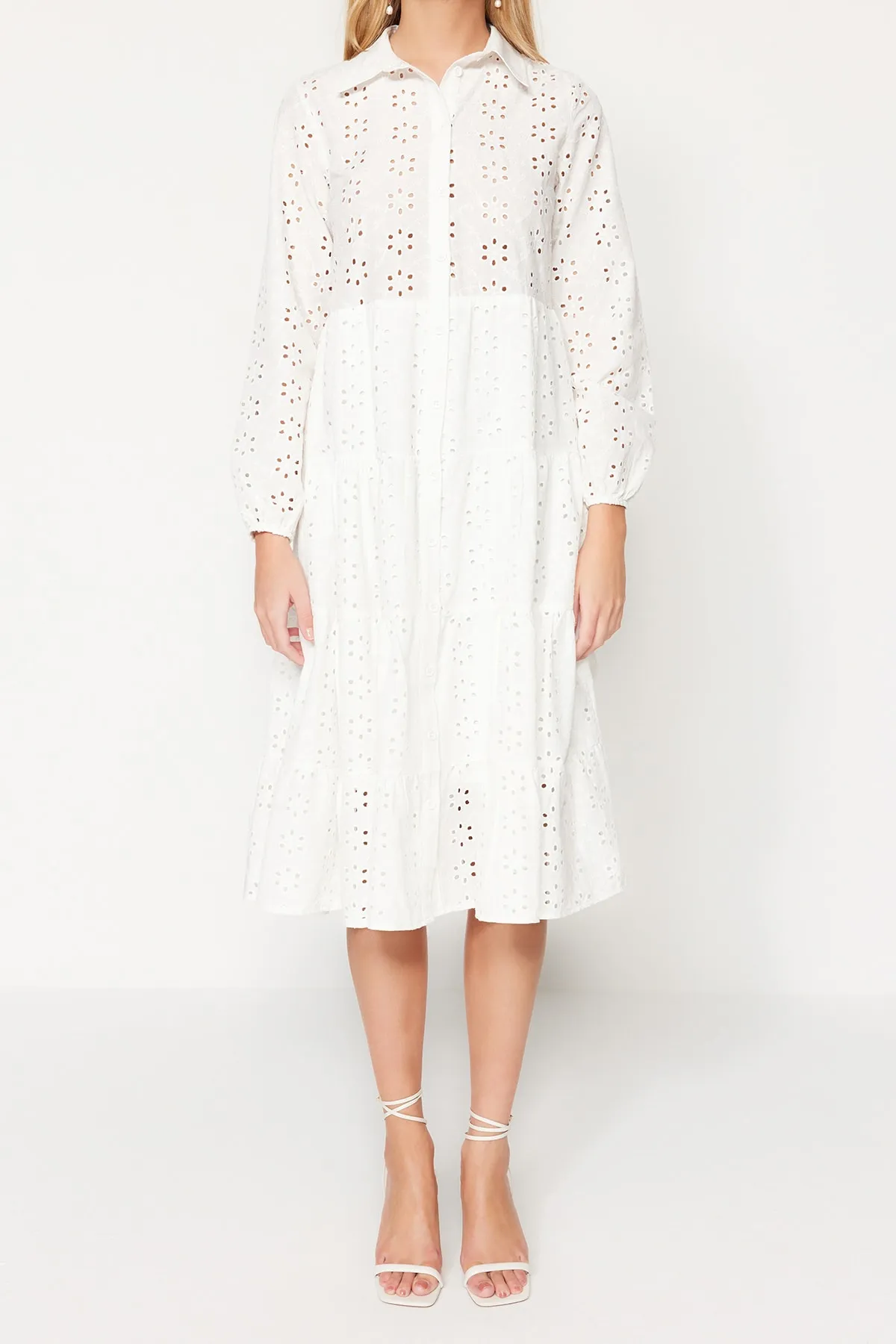 Trendyol Collection  Ecru Midi-Hemd mit gewebter Stickerei, gewebtes Kleid TWOSS23EL01024