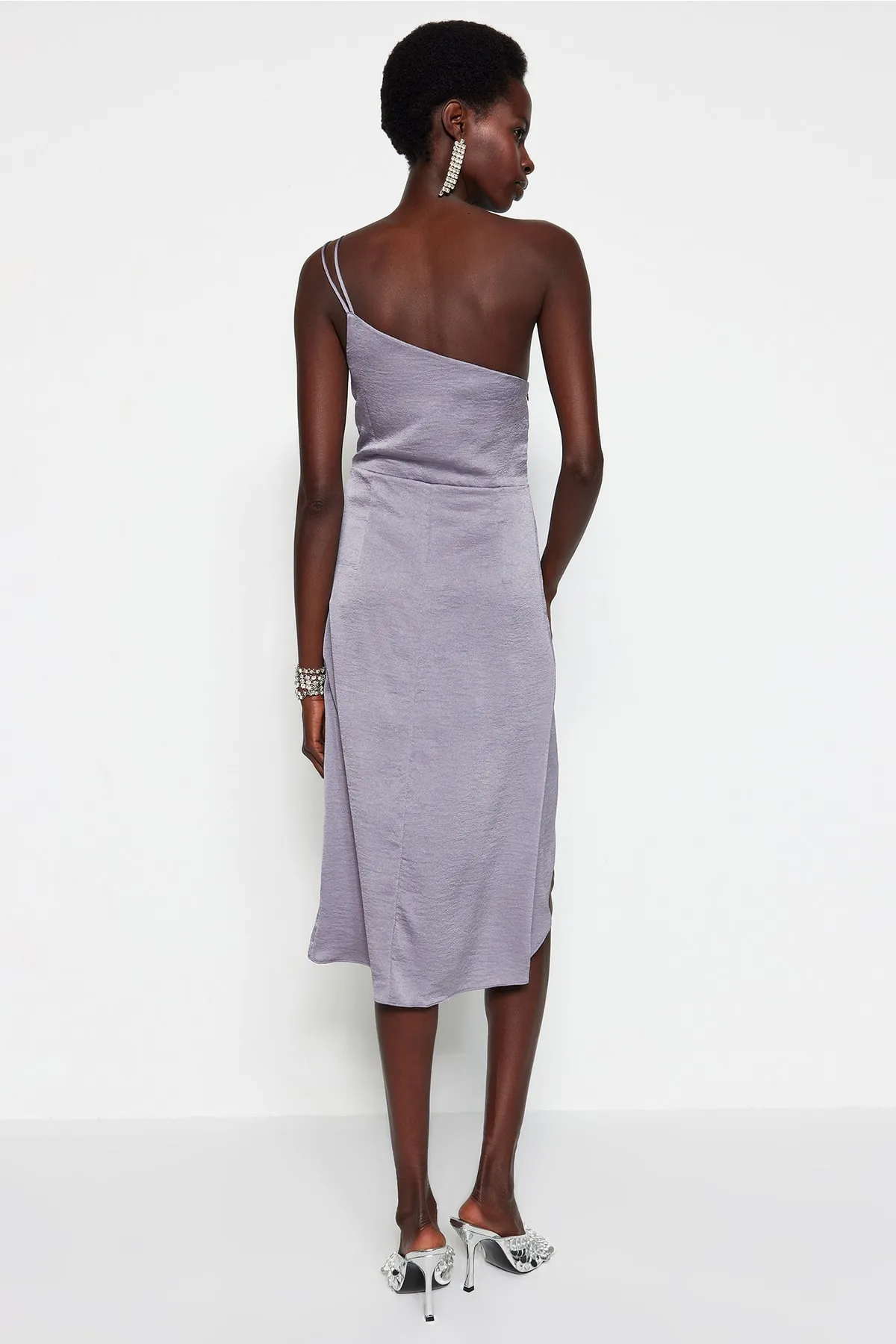 Trendyol Collection  Graues zweireihiges, gefüttertes Abendkleid aus gewebtem Satin TPRSS22EL0967