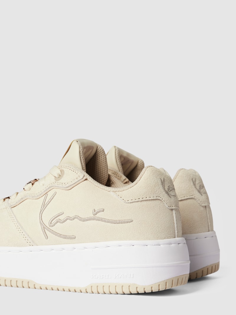 Sneaker mit Label-Detail in beige
