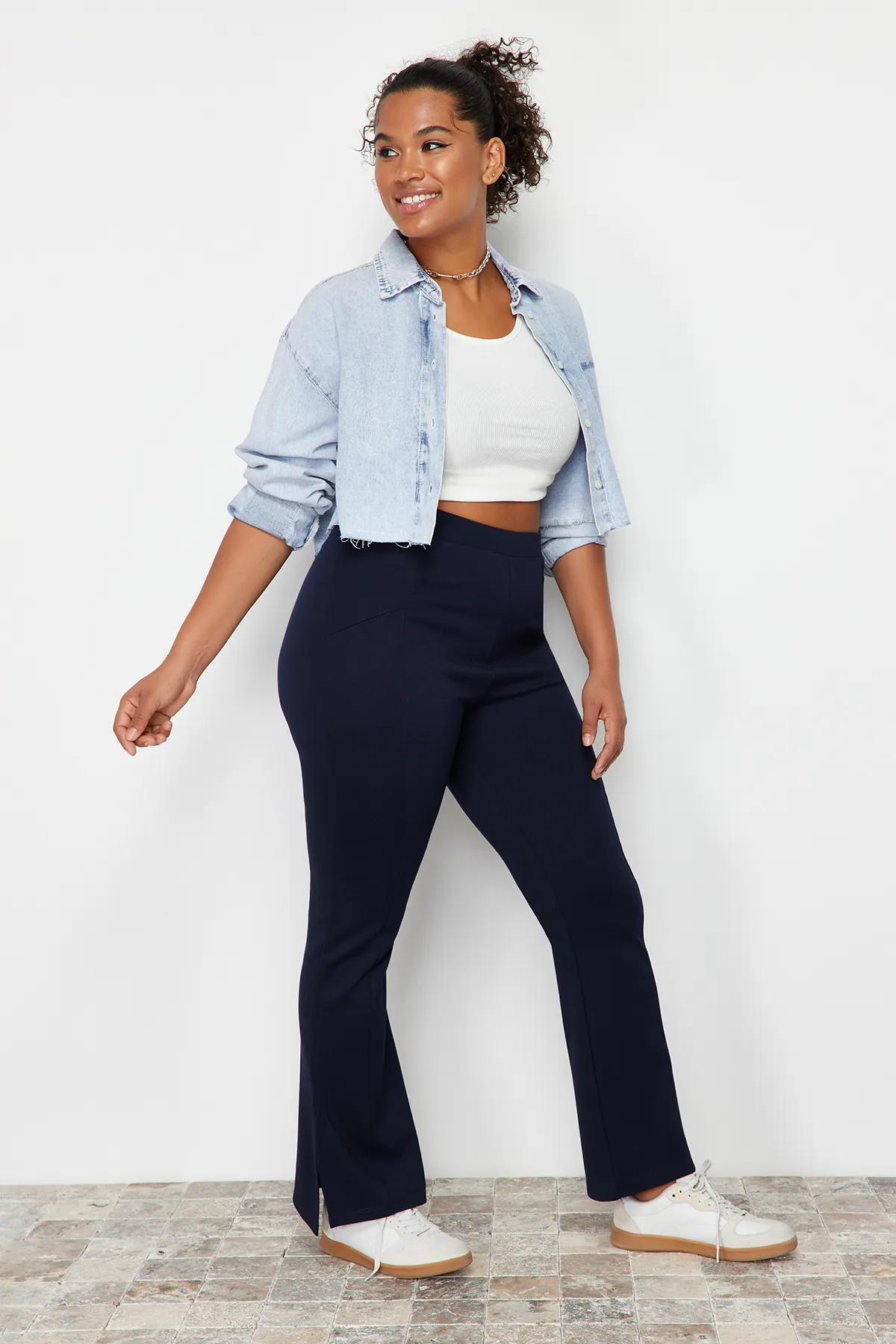 Trendyol Curve  Marineblaue Strickhose mit Ziernähten TBBSS24AR00001