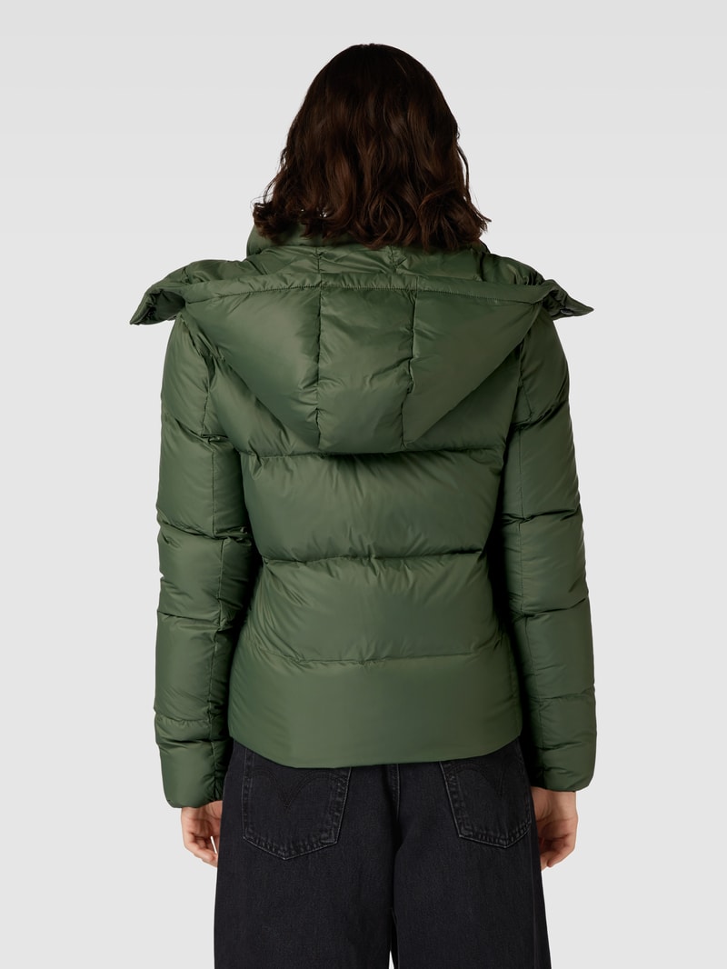 Steppjacke mit Kapuze in olivgrün