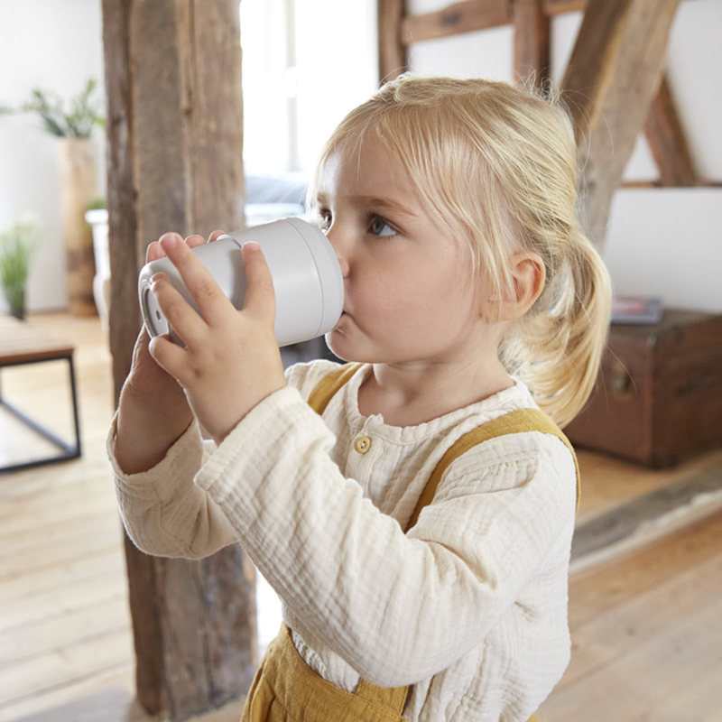Gobelet d'apprentissage avec bec verseur silicone Little Chums gris clair Lässig
