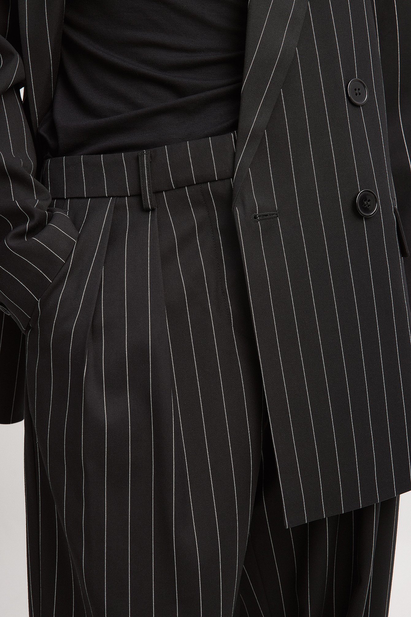 Gestreifte Bundfaltenhose mit hoher Taille