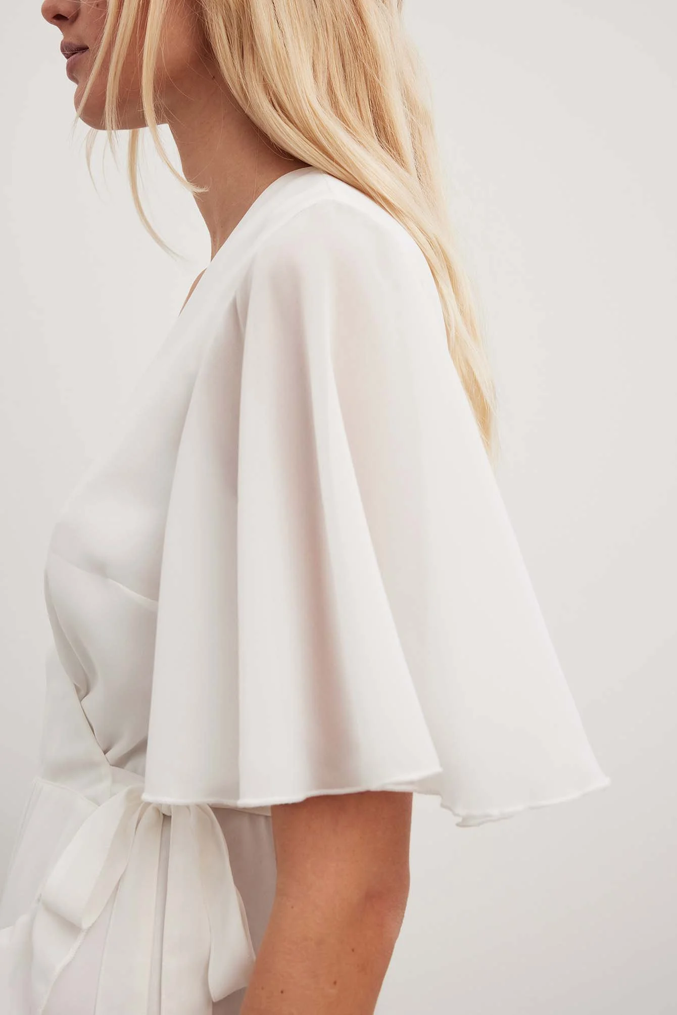 Fließendes Minikleid mit kurzen Ärmeln und Überlappung