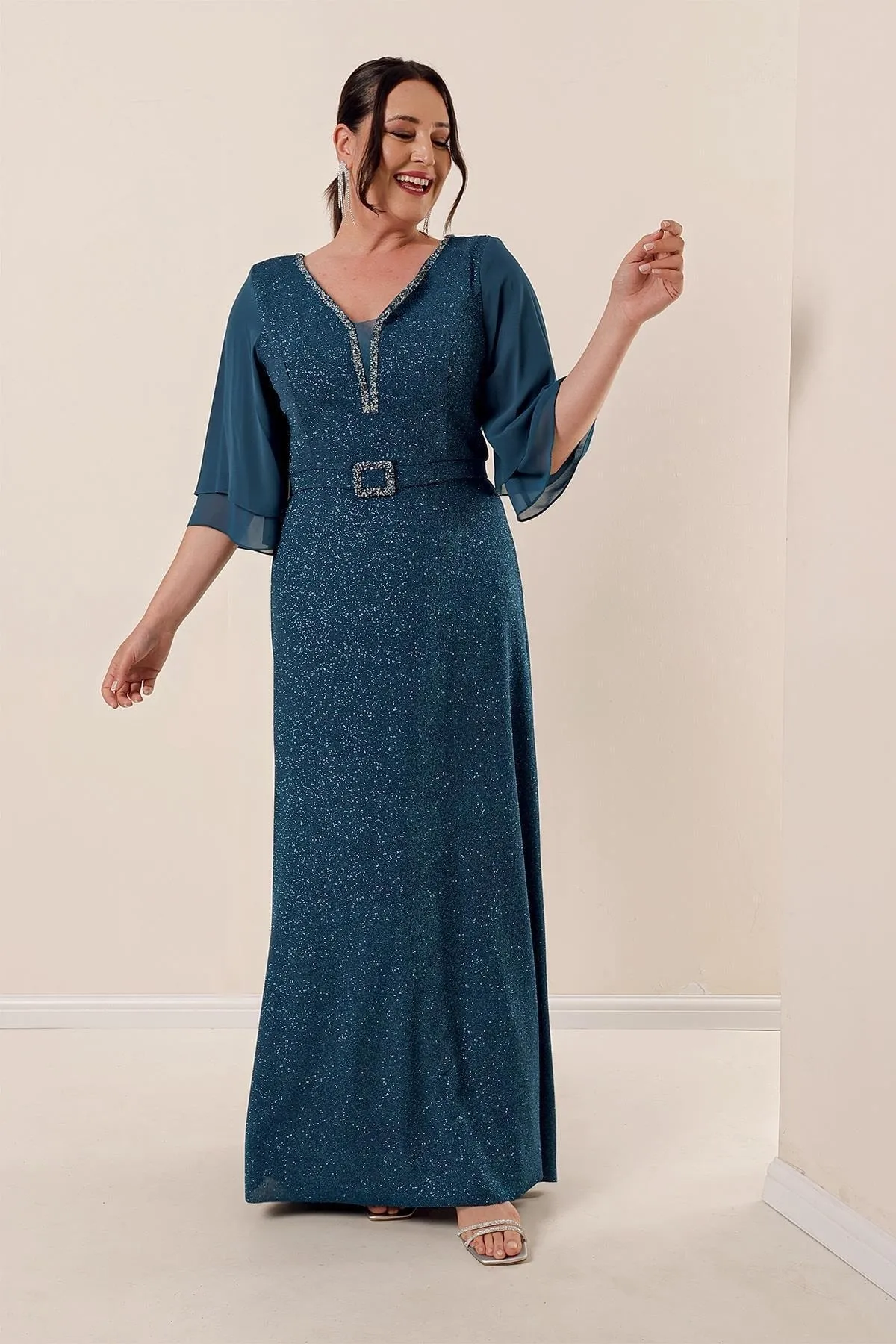 By Saygı  Silbernes langes Kleid mit V-Ausschnitt vorne und hinten, Chiffonärmeln, gefütterter Schnalle und Übergröße