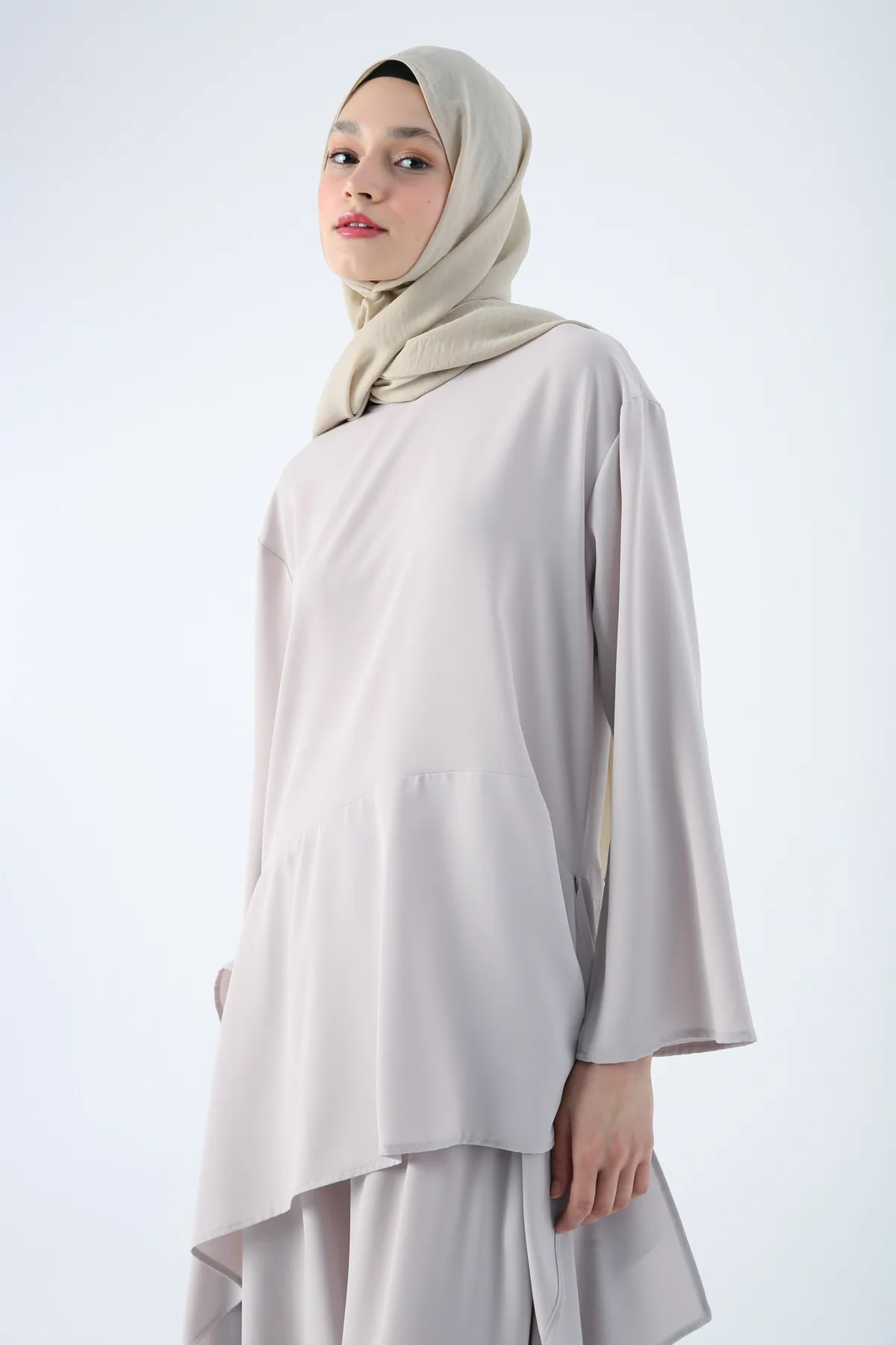 ALLDAY  Lässiger Anzug mit asymmetrisch geschnittener Steintunika und Hose mit weitem Bein