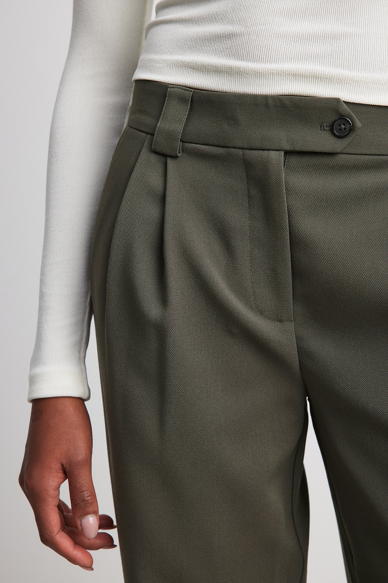 Anzughose mit mittelhoher Taille und Taschendetail