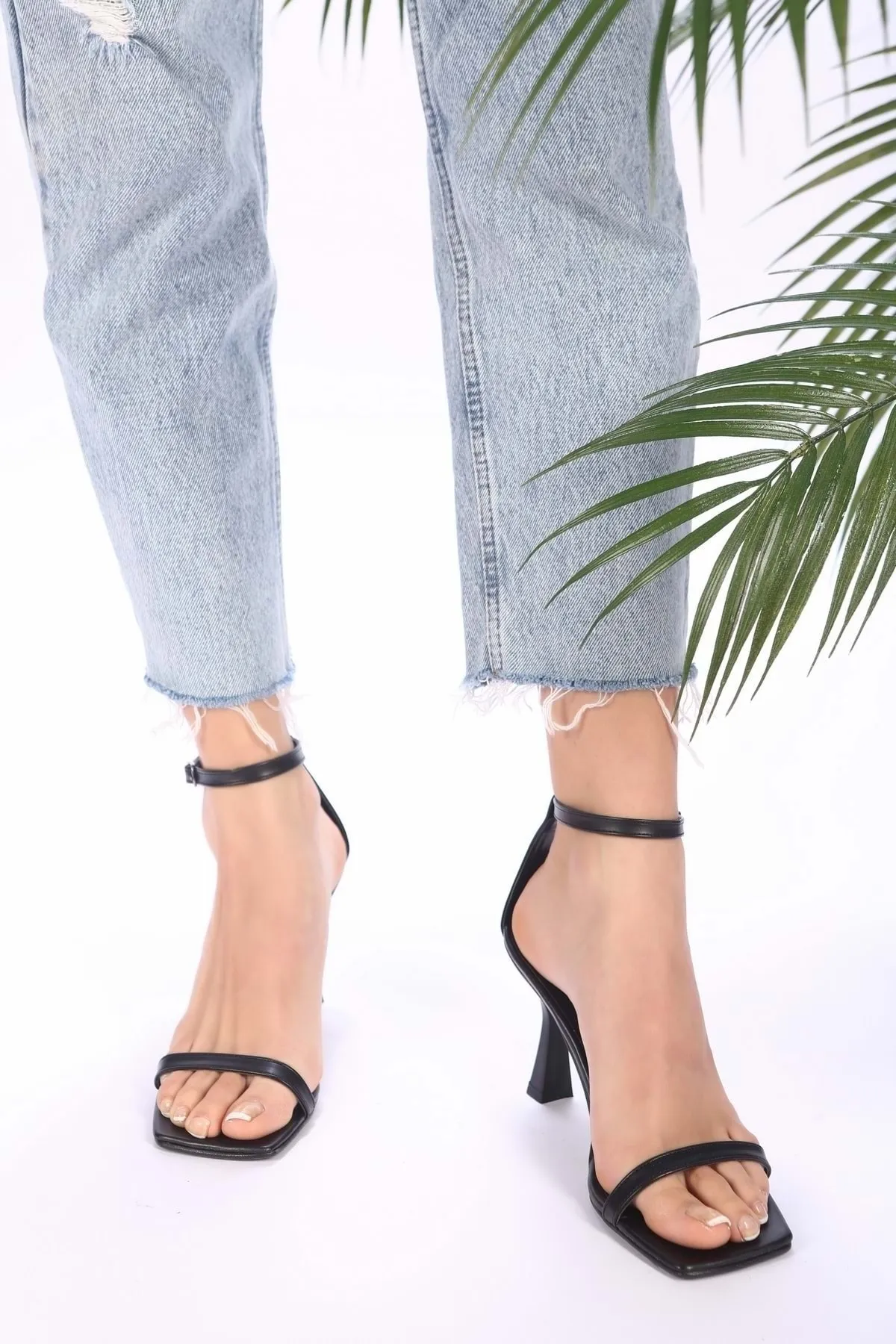 Shoeberry  Sesa Black Skin Single Strap Heeled-Schuhe für Damen