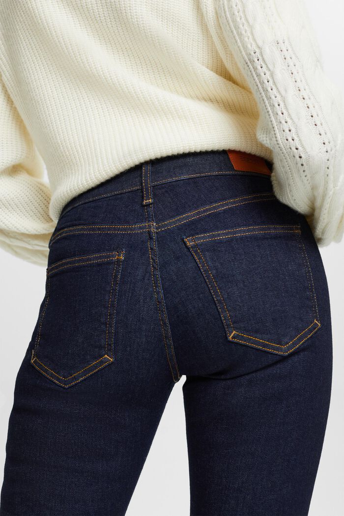 Recycelt: Schmale Jeans mit mittelhohem Bund