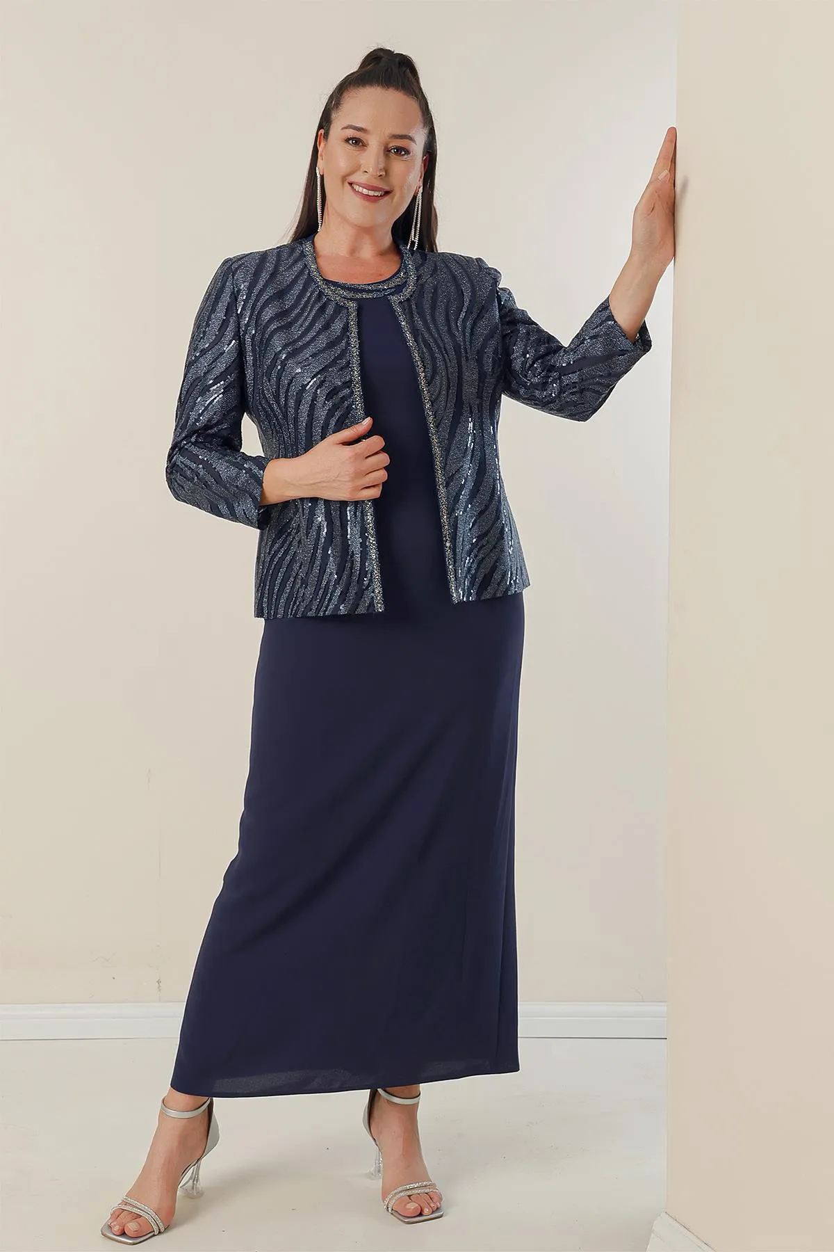 By Saygı  Zweiteiliges Set mit Paillettenjacke, gefüttertem Kreppkleid mit Halbmondärmeln und Übergröße
