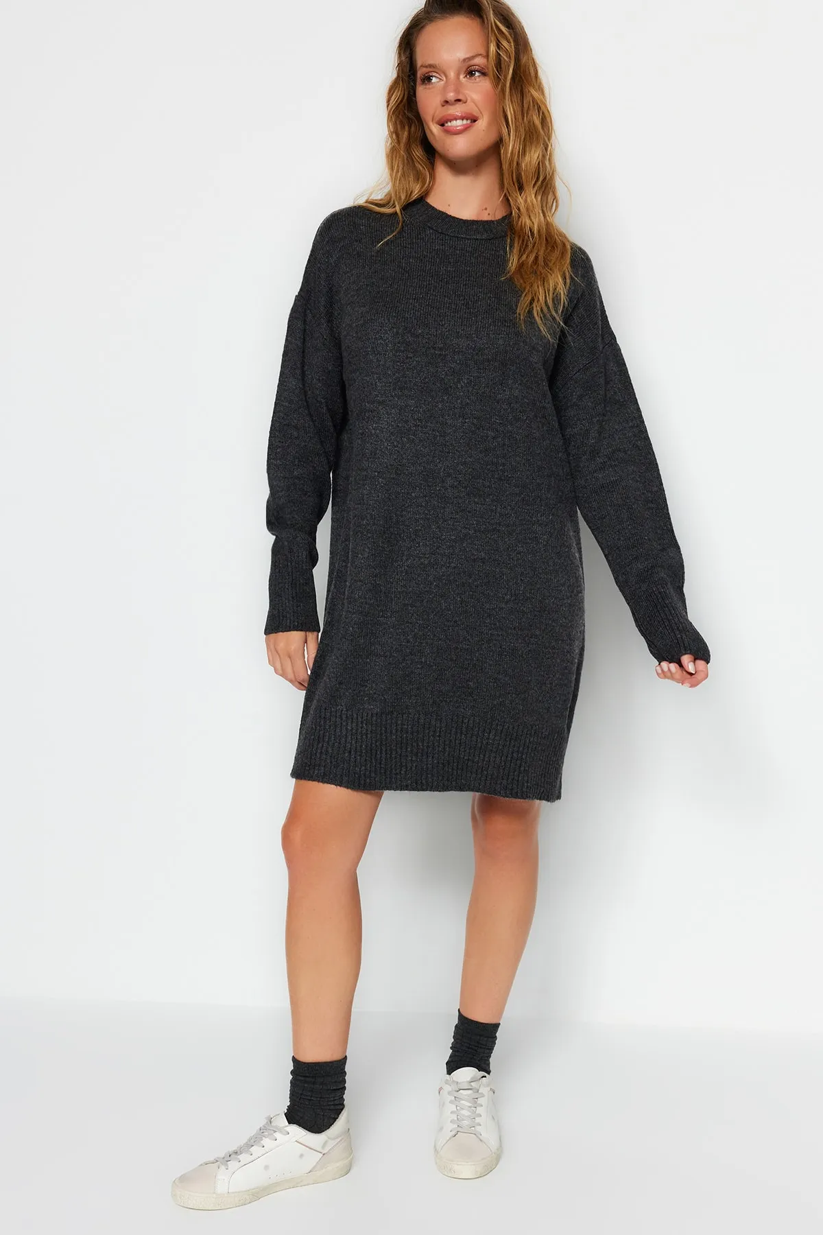 Trendyol Collection  Anthrazitfarbenes Mini-Strickkleid mit Rundhalsausschnitt TWOAW24EL00035